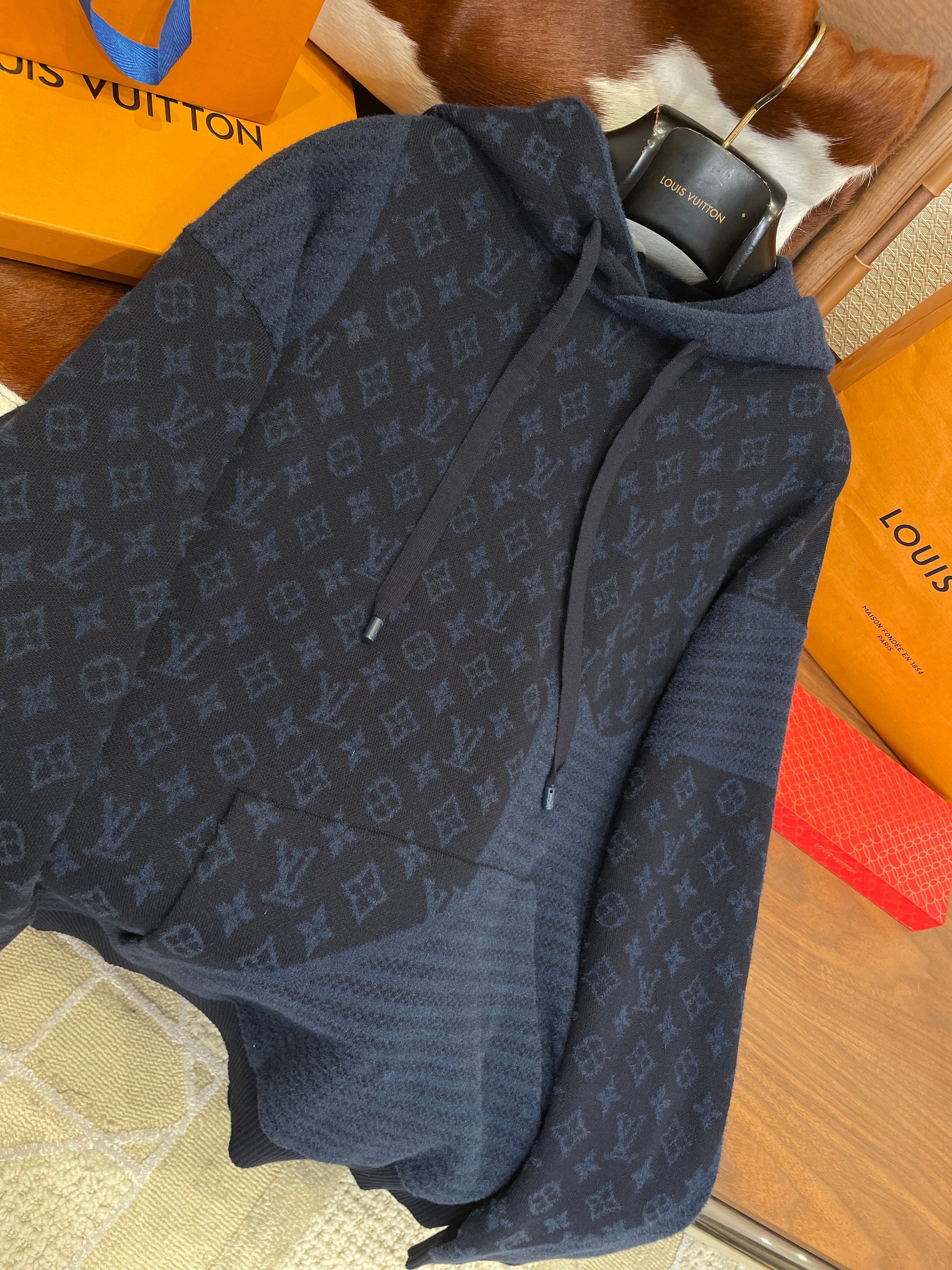 LOU HOODIE