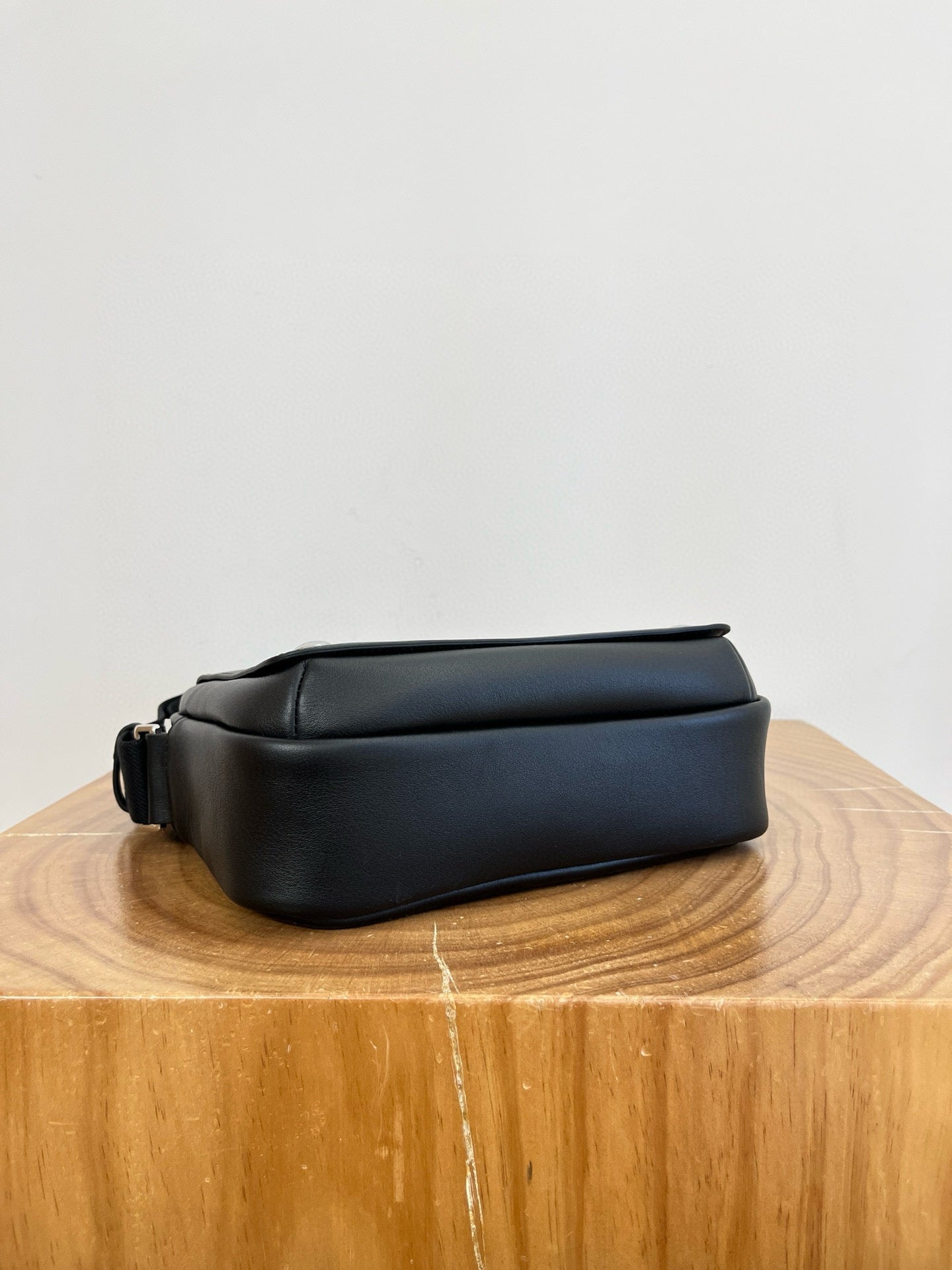 LOEW PEBBLE MESSENGER BAG