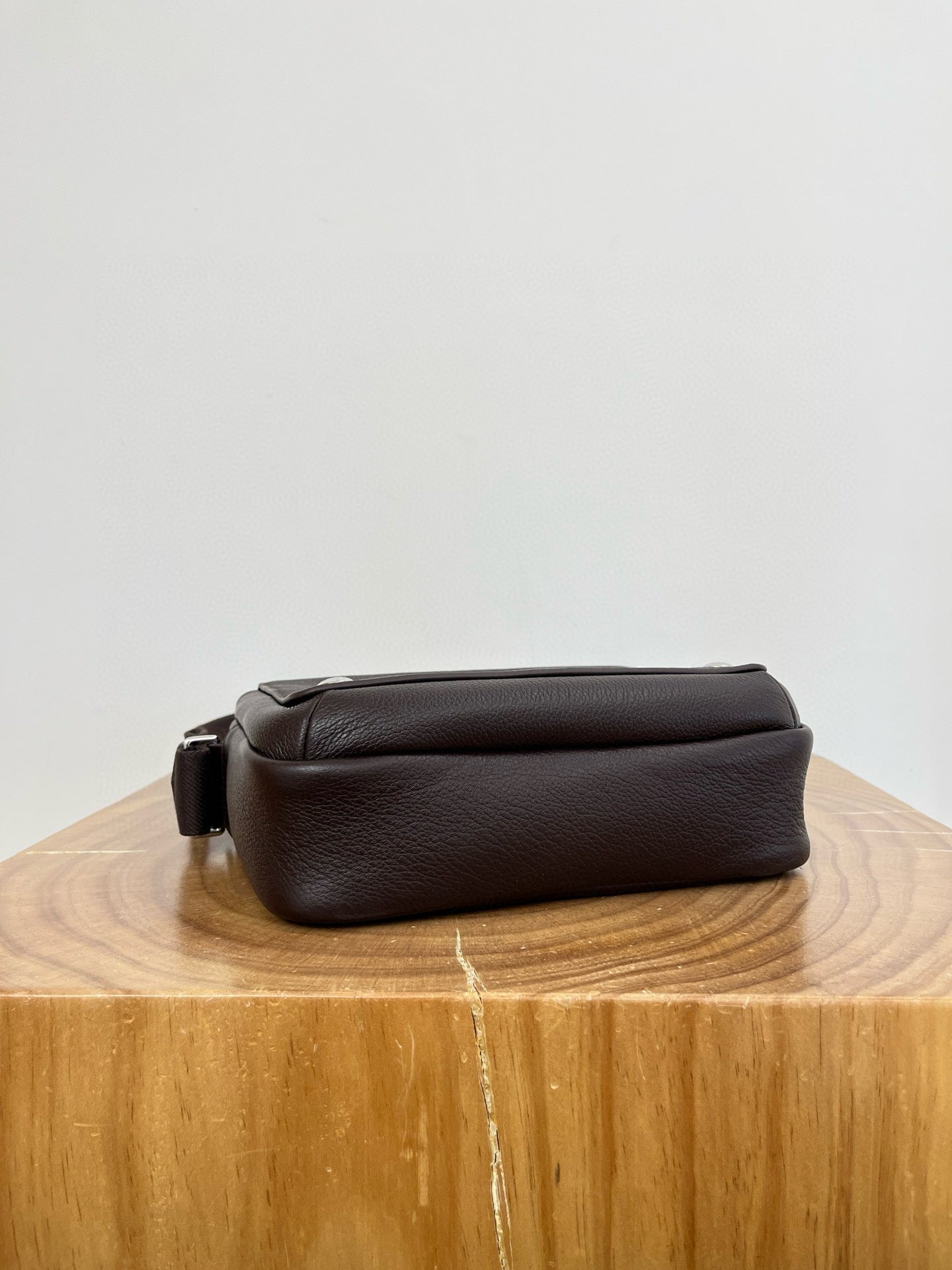 LOEW PEBBLE MESSENGER BAG
