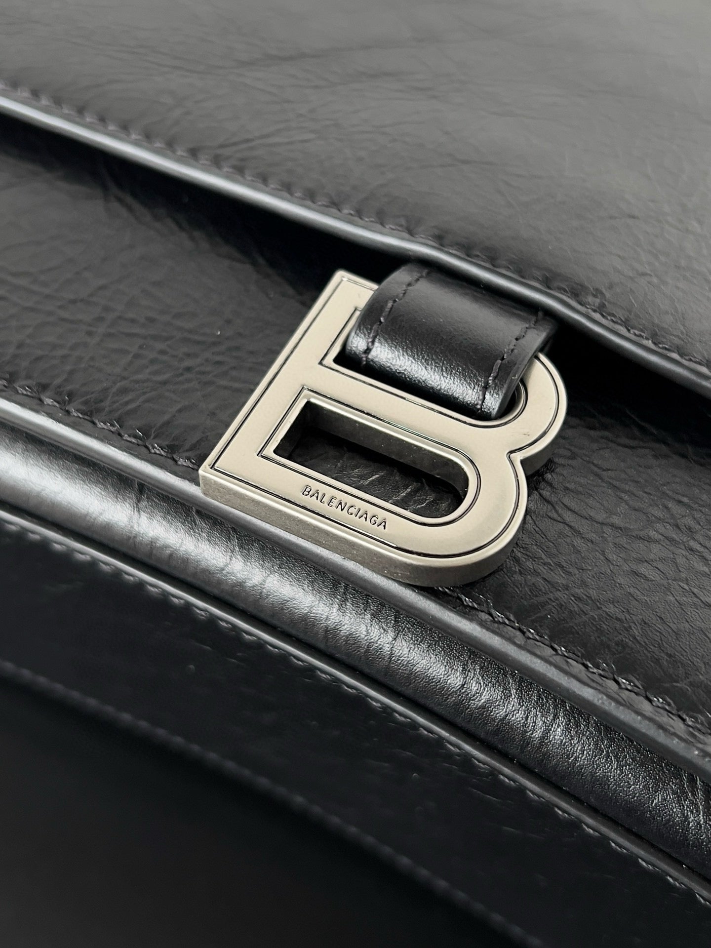 BAL MEDIUM CRUSH BAG