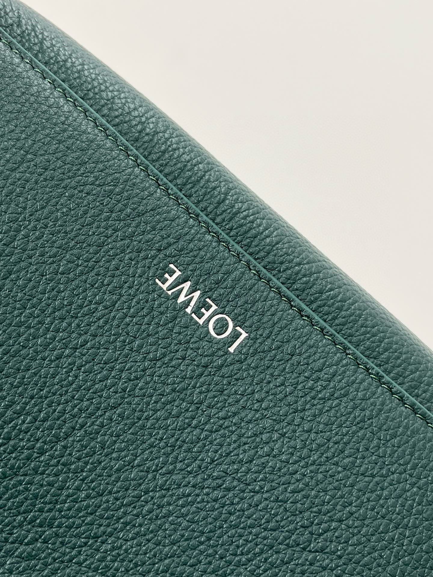 LOEW PEBBLE MESSENGER BAG