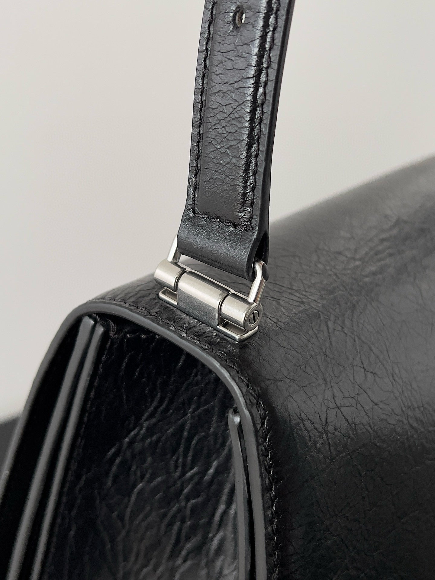 BAL MEDIUM CRUSH BAG