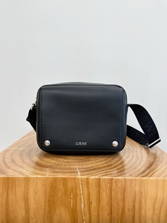 LOEW PEBBLE MESSENGER BAG