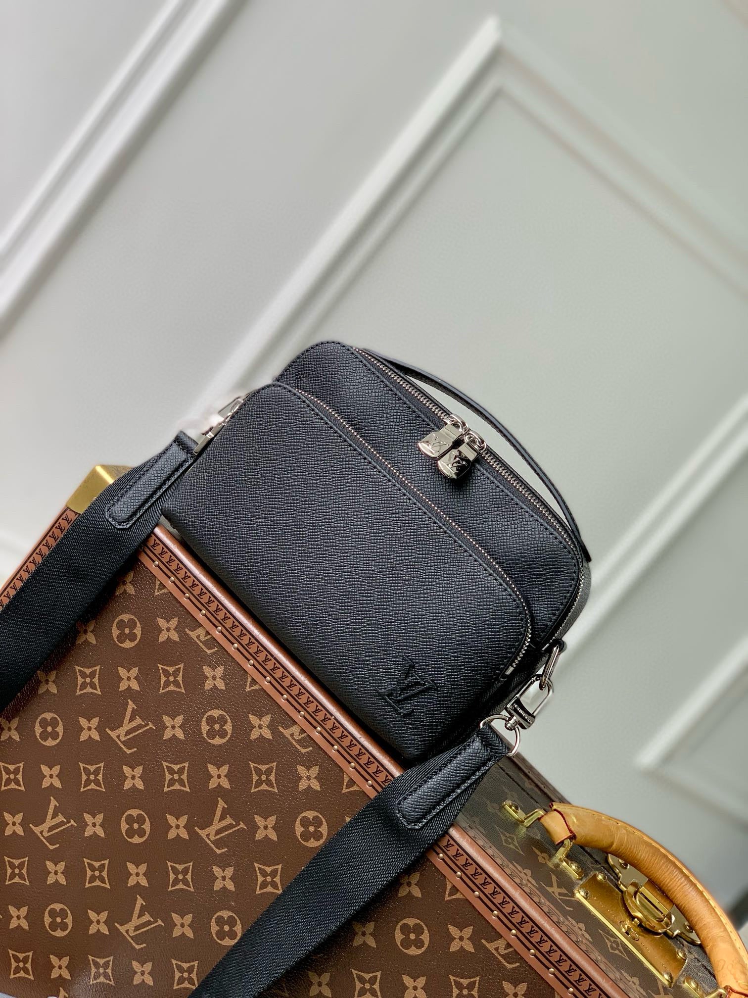 LOU AVENUE MESSENGER BAG