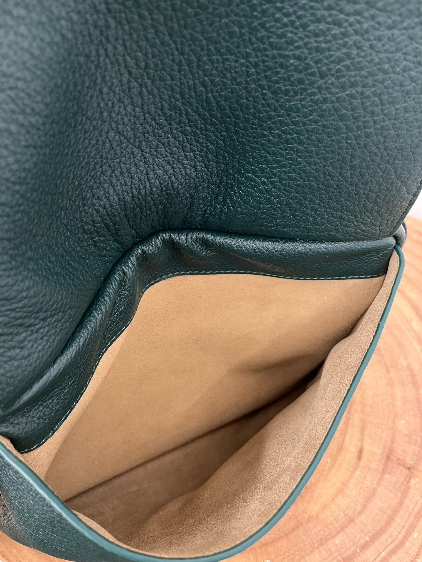 LOEW PEBBLE MESSENGER BAG