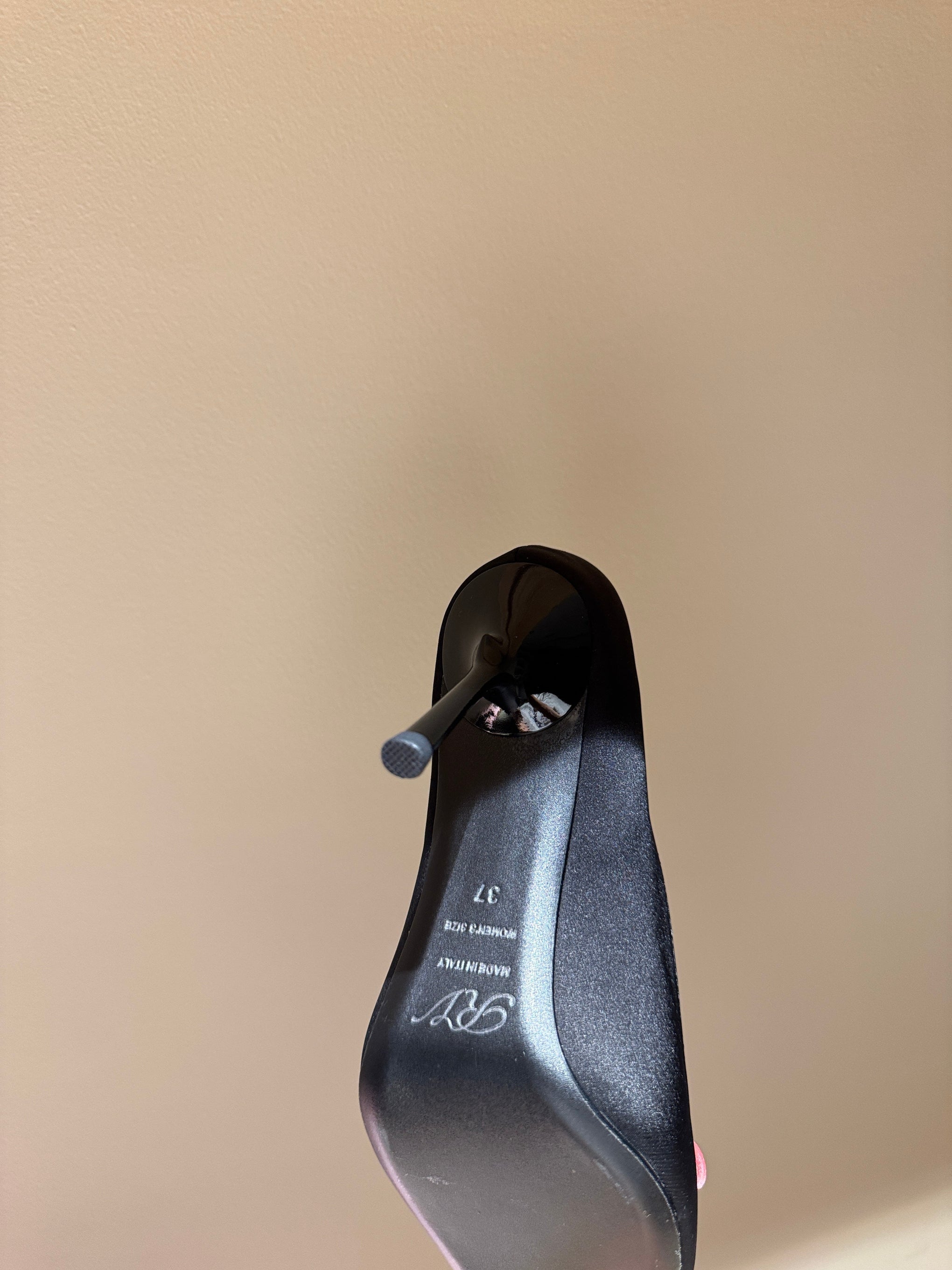 ROGER V HEELS