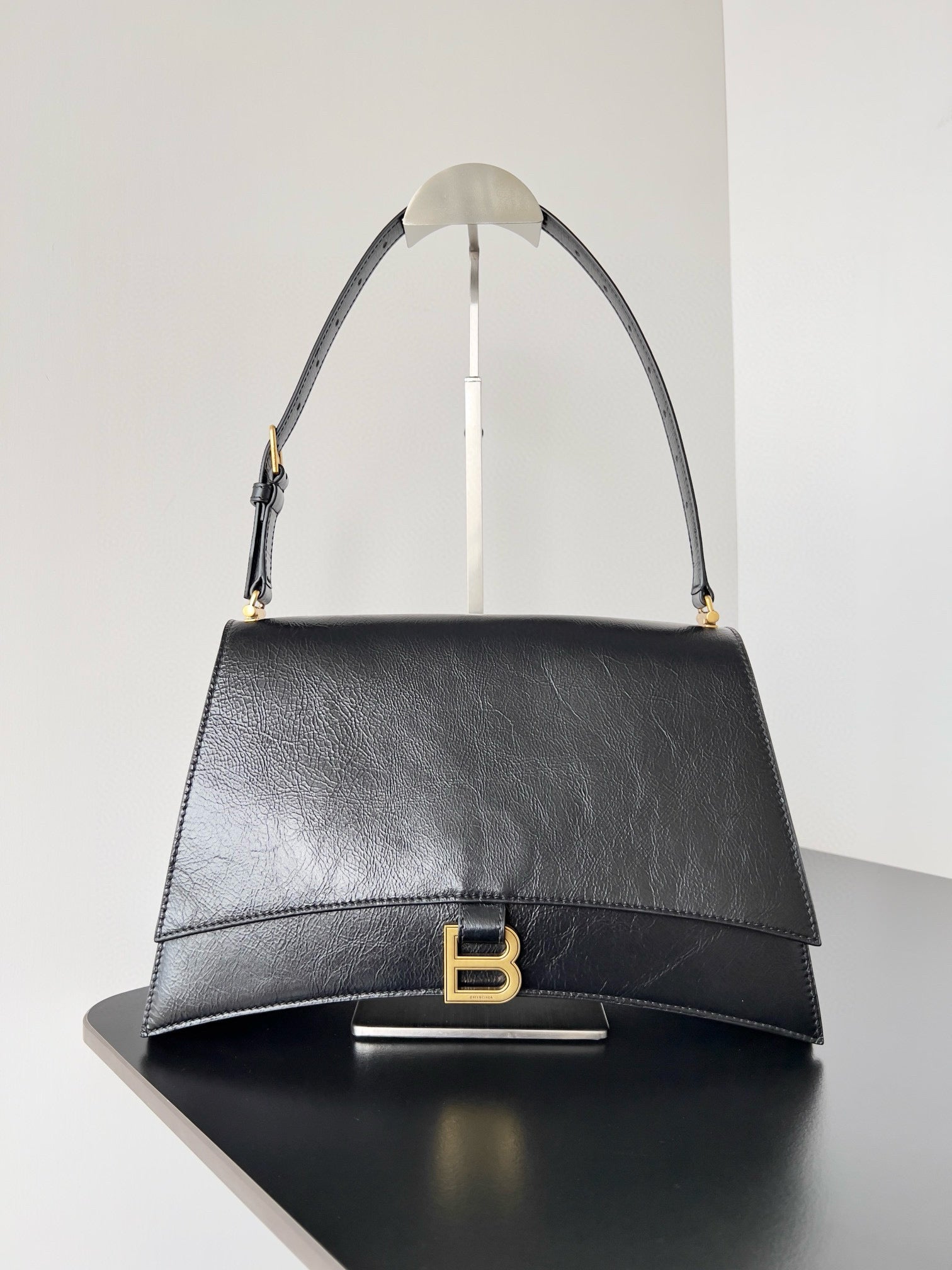 BAL MEDIUM CRUSH BAG