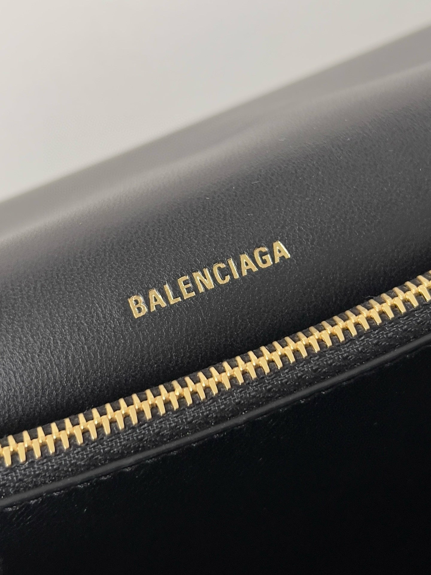 BAL MEDIUM CRUSH BAG
