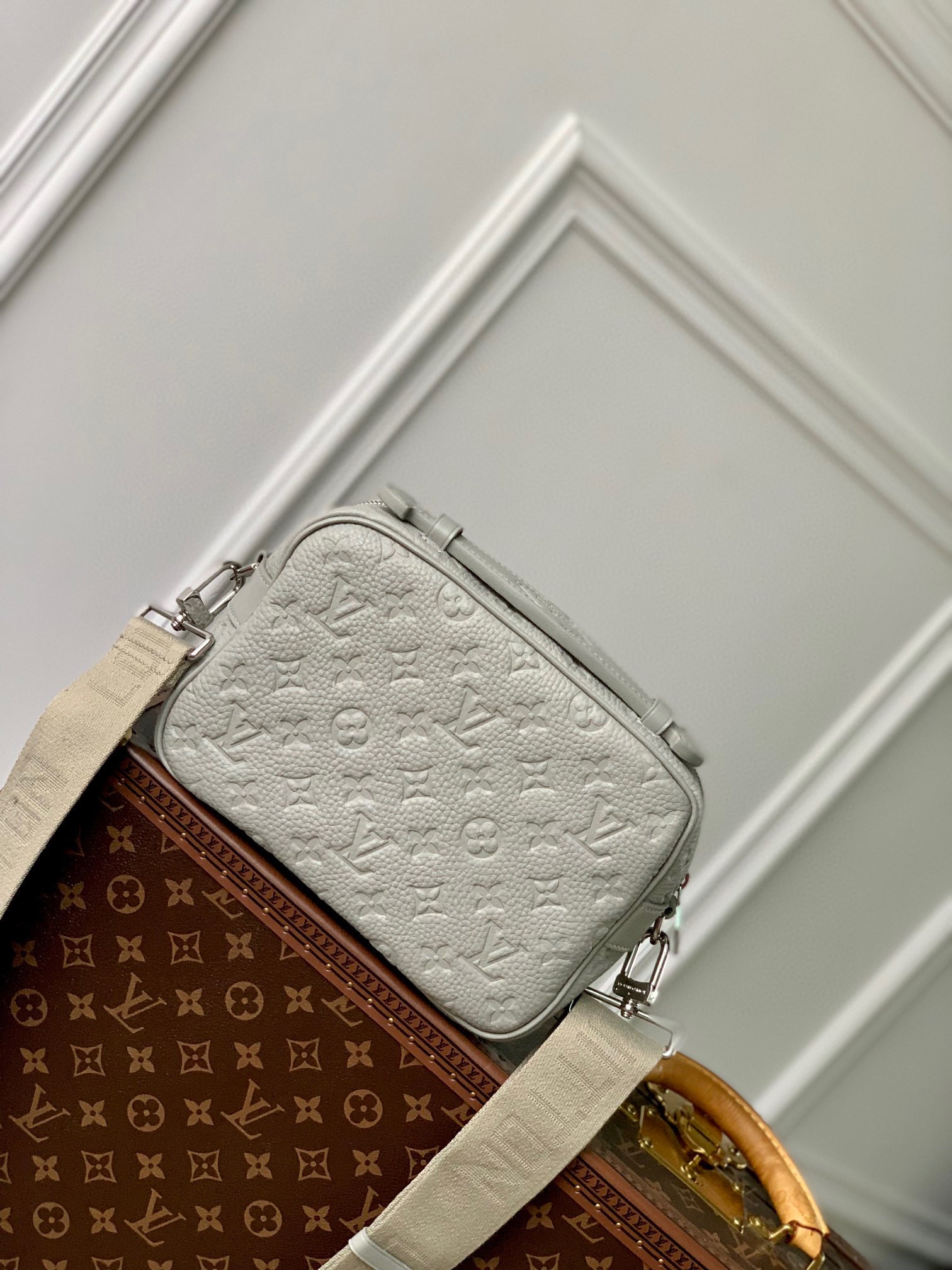 LOU S-LOCK MESSENGER BAG