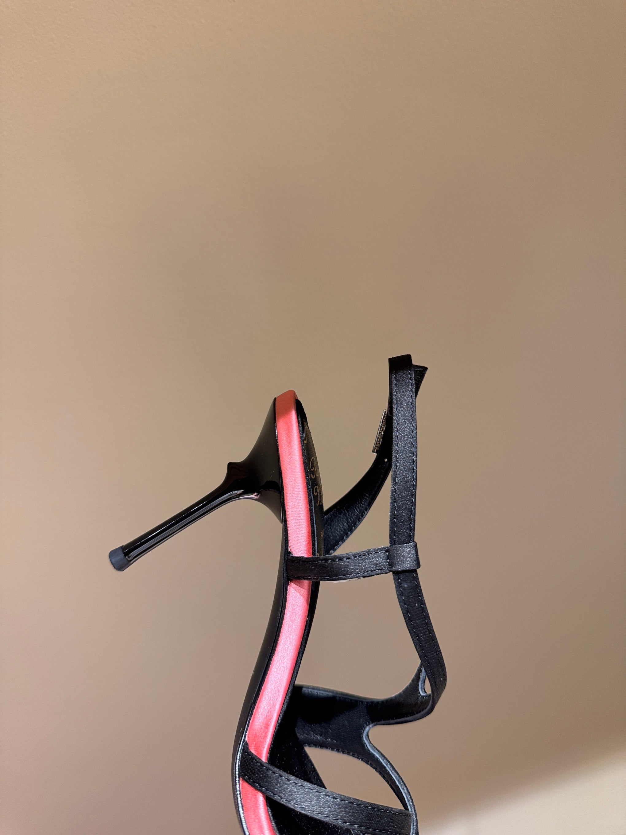 ROGER V HEELS