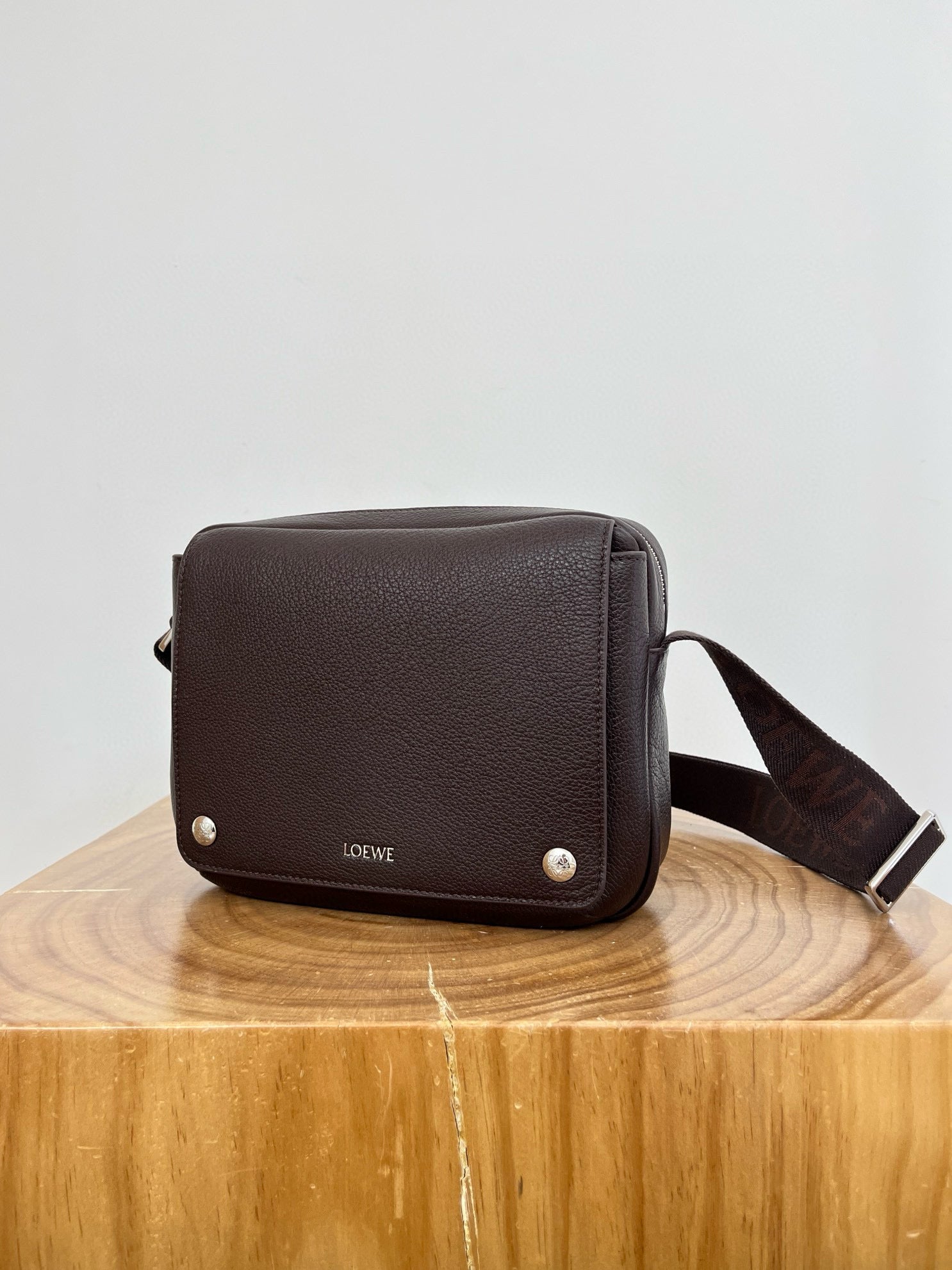 LOEW PEBBLE MESSENGER BAG