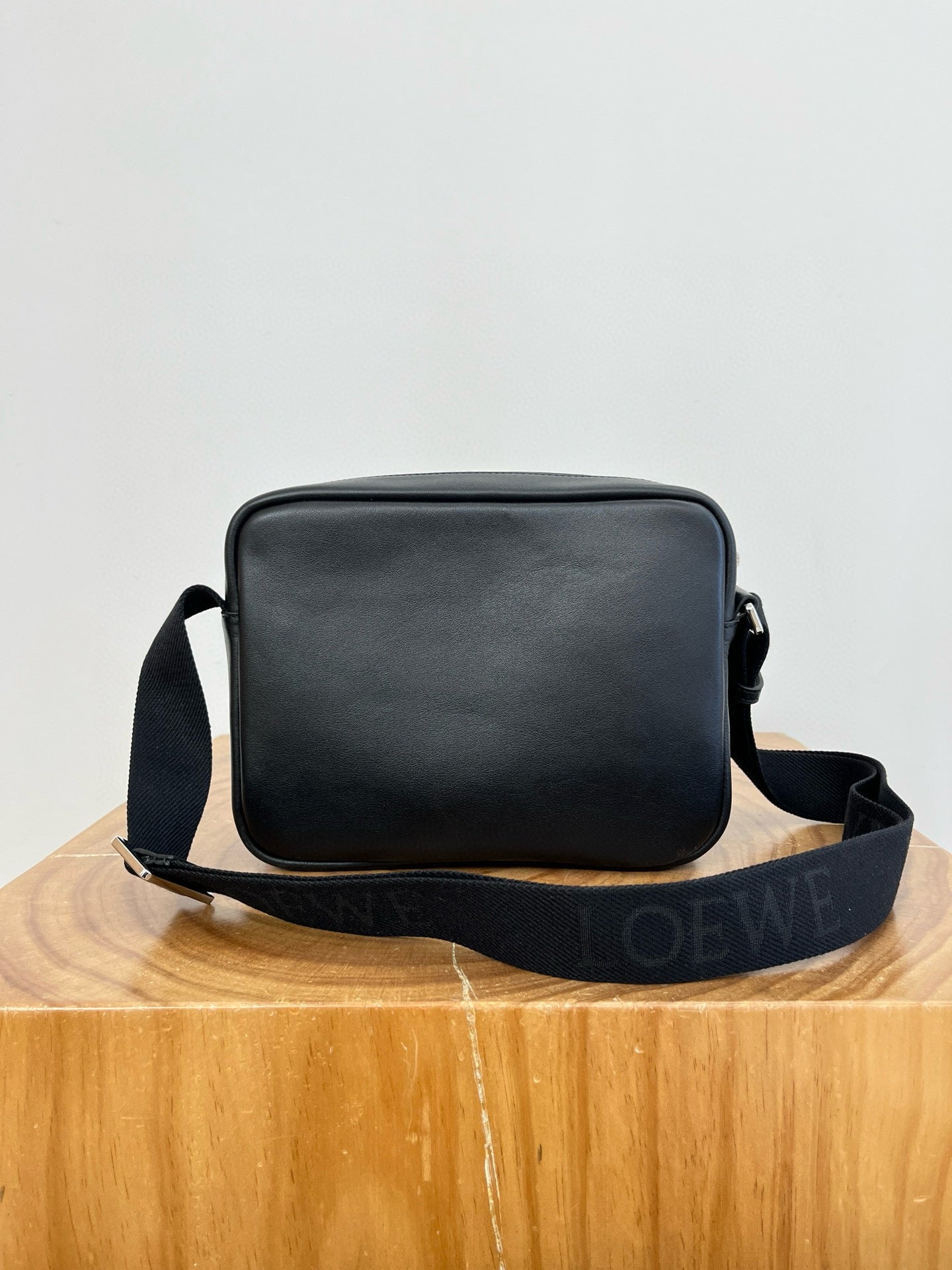 LOEW PEBBLE MESSENGER BAG