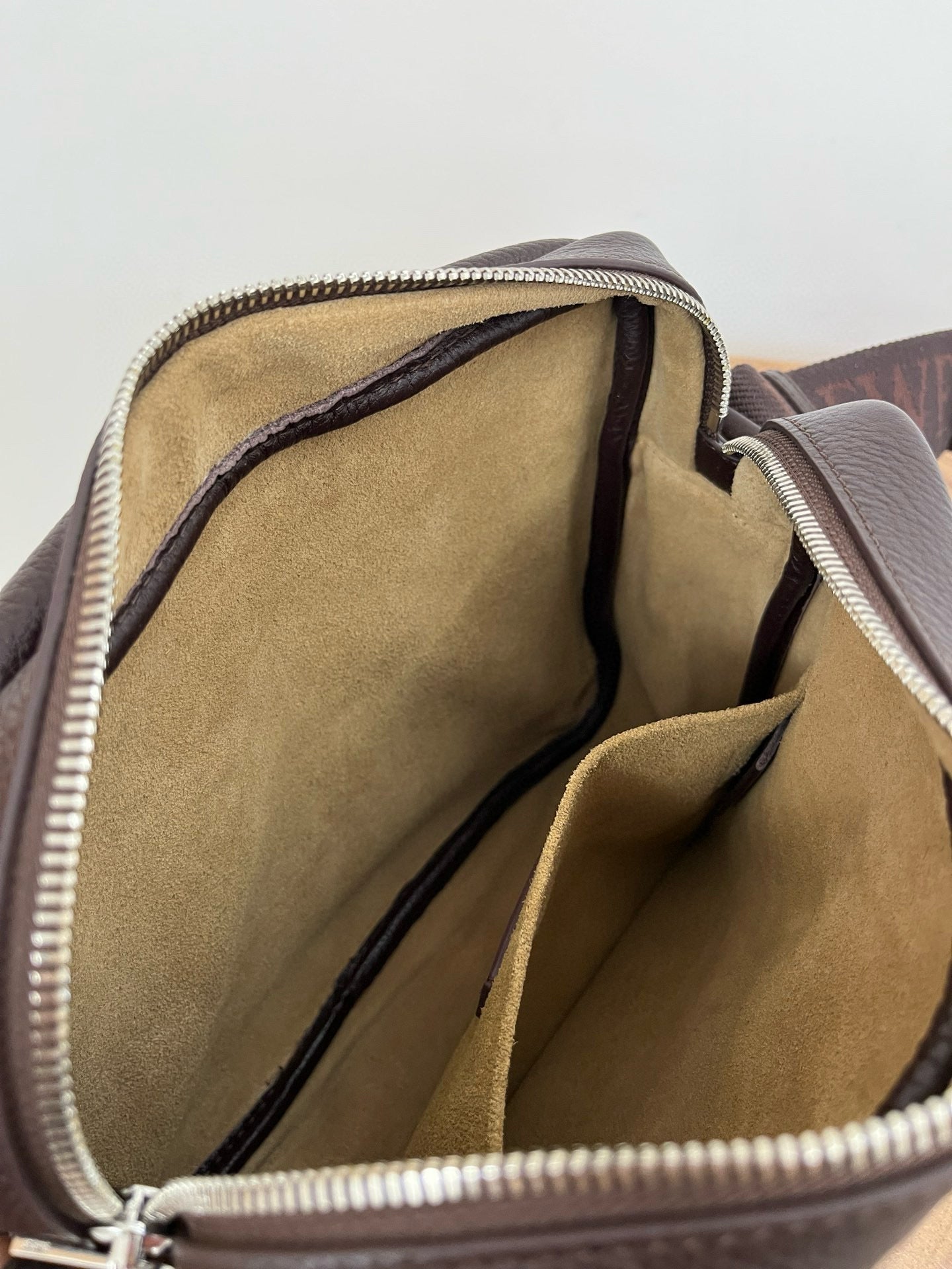 LOEW PEBBLE MESSENGER BAG