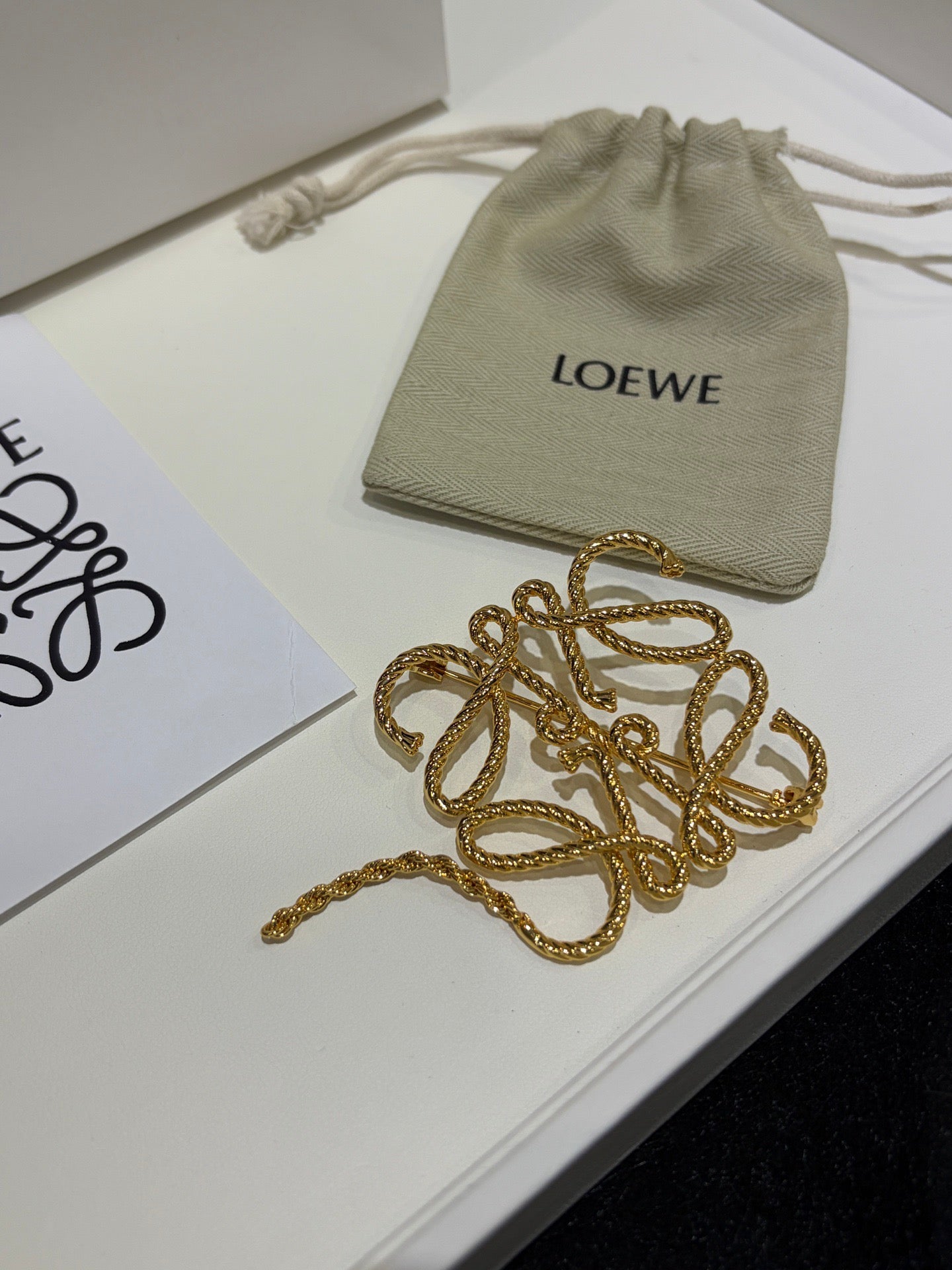 LOEW BROOCHE