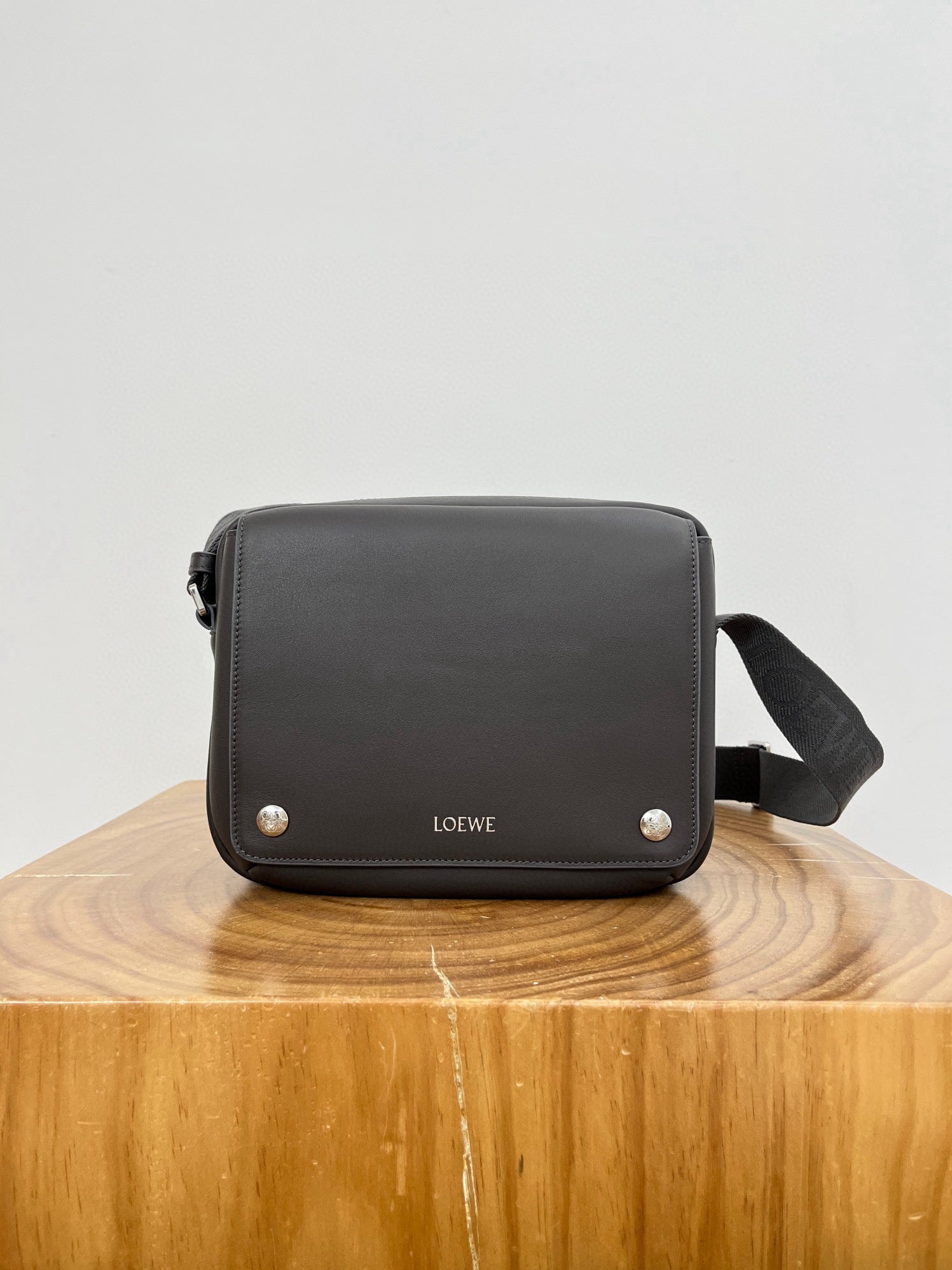 LOEW PEBBLE MESSENGER BAG