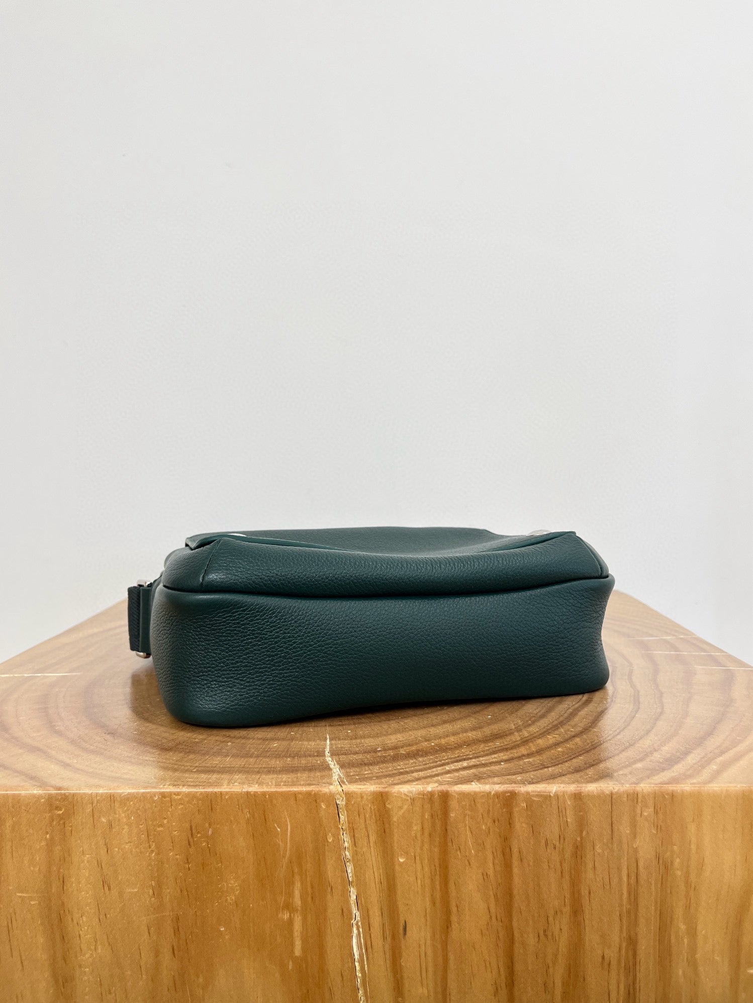 LOEW PEBBLE MESSENGER BAG