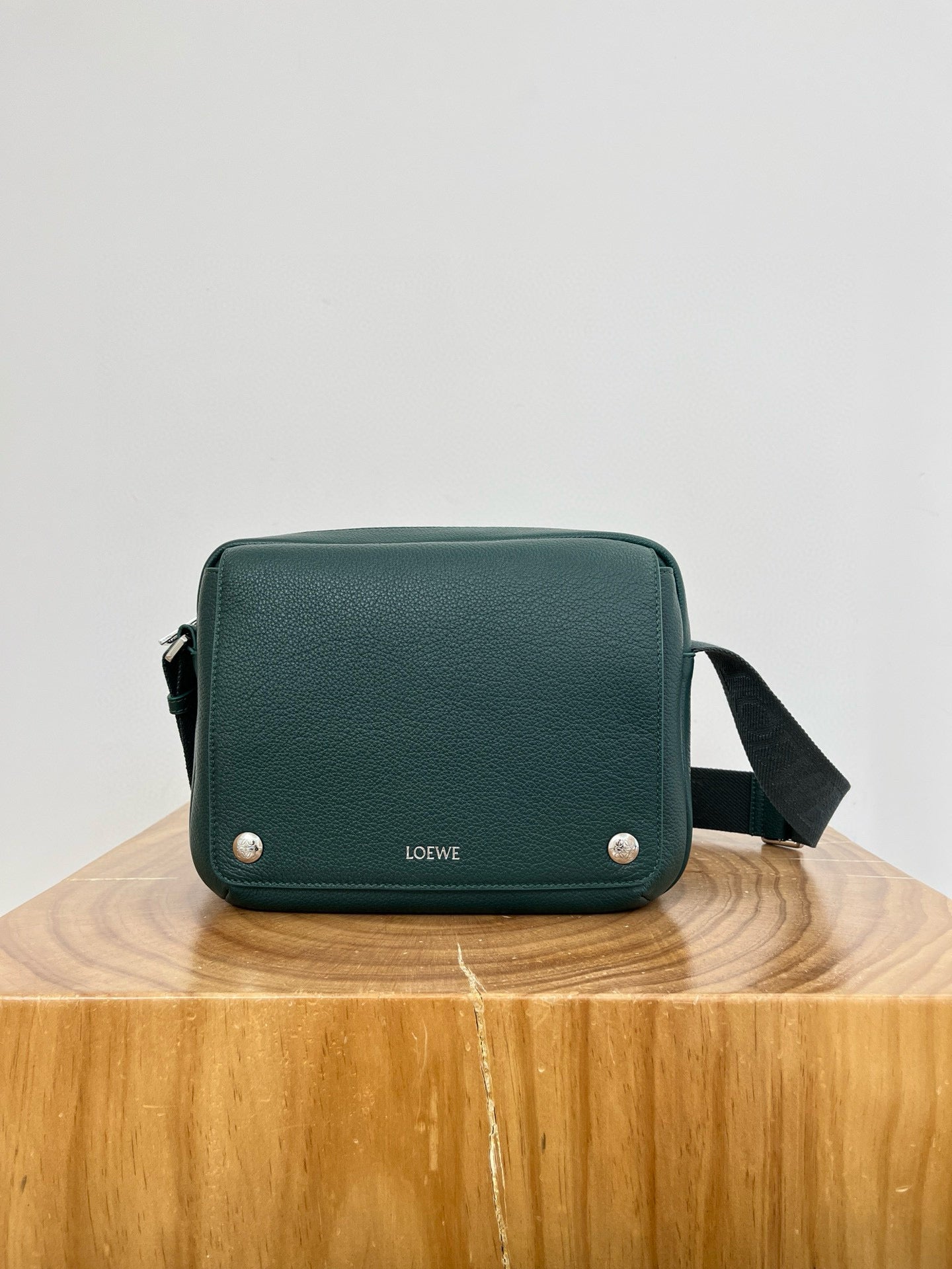LOEW PEBBLE MESSENGER BAG