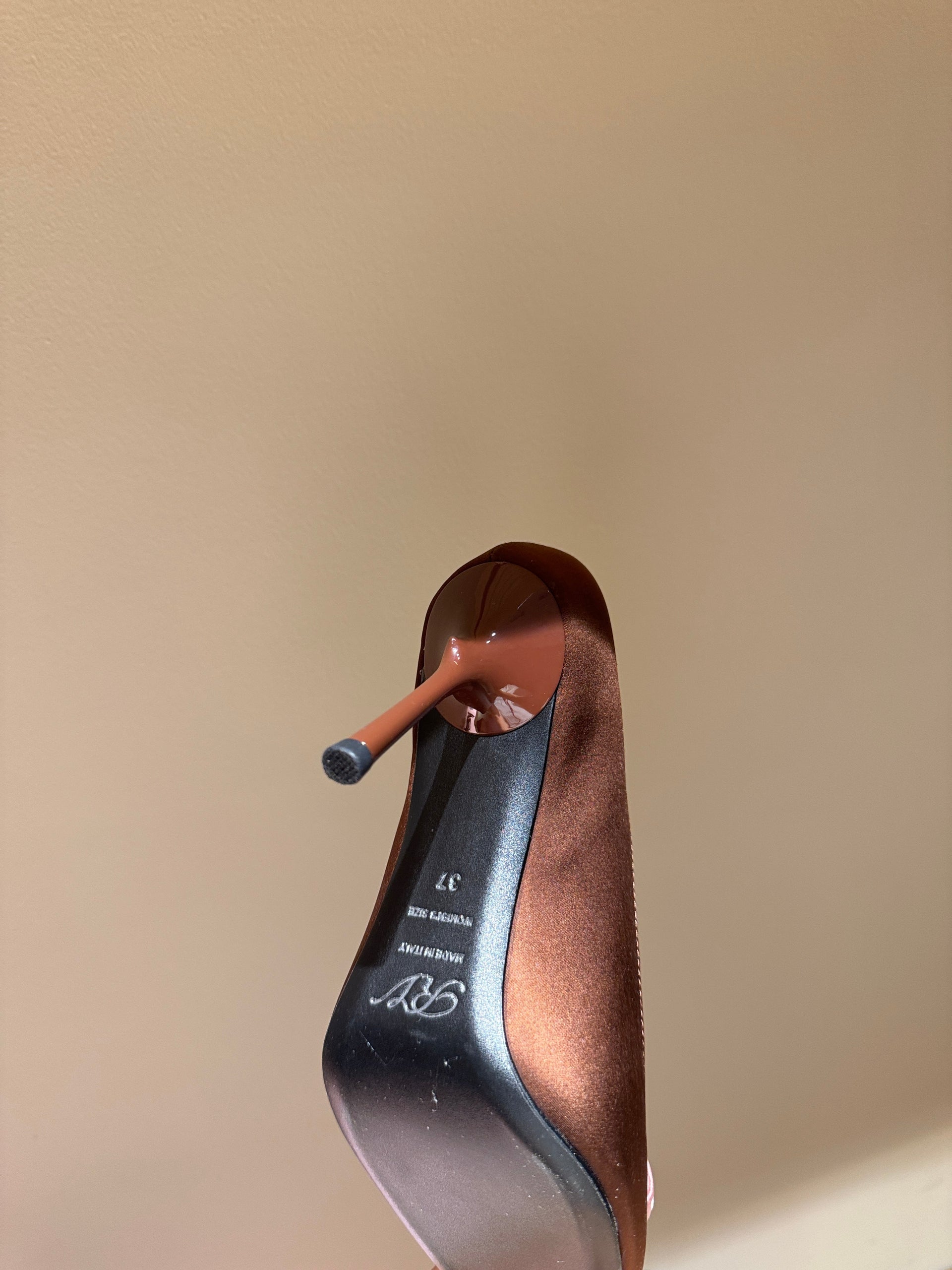 ROGER V HEELS