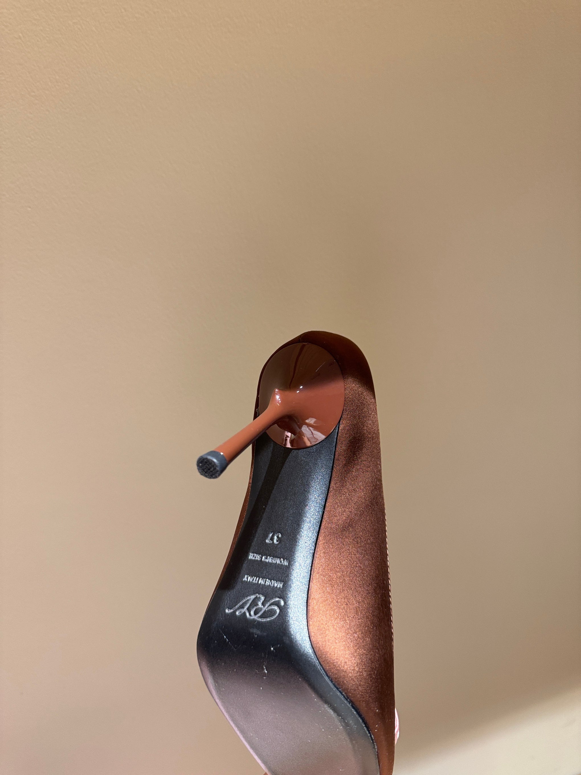 ROGER V HEELS