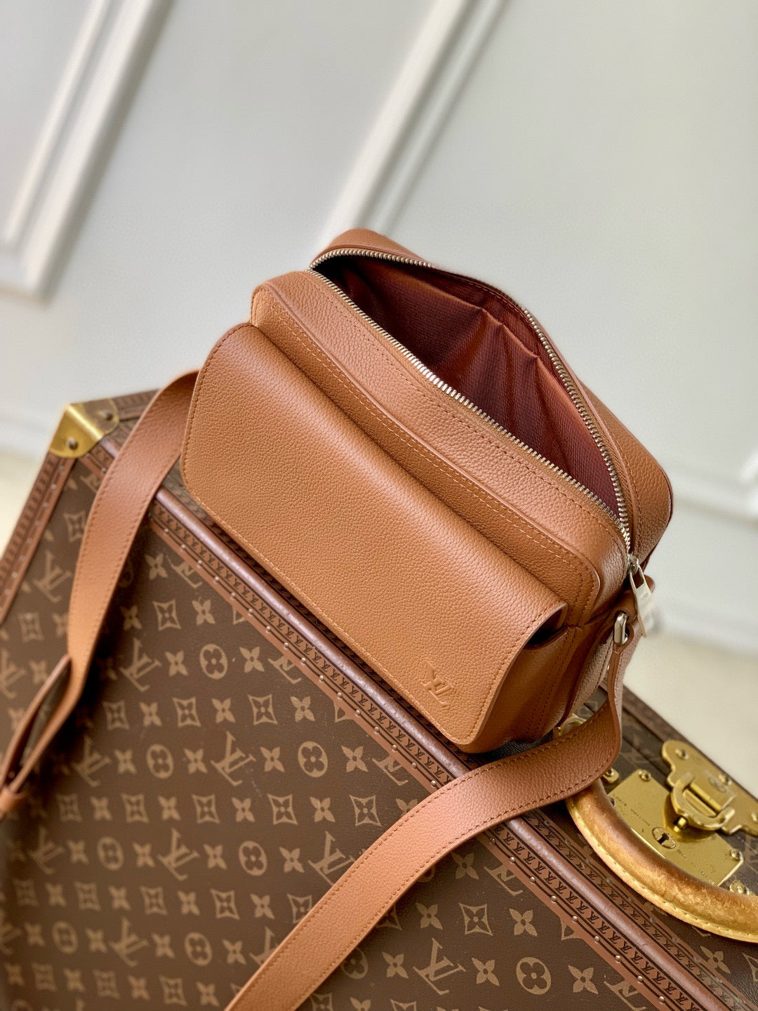 LOU BOARDING MESSENGER BAG