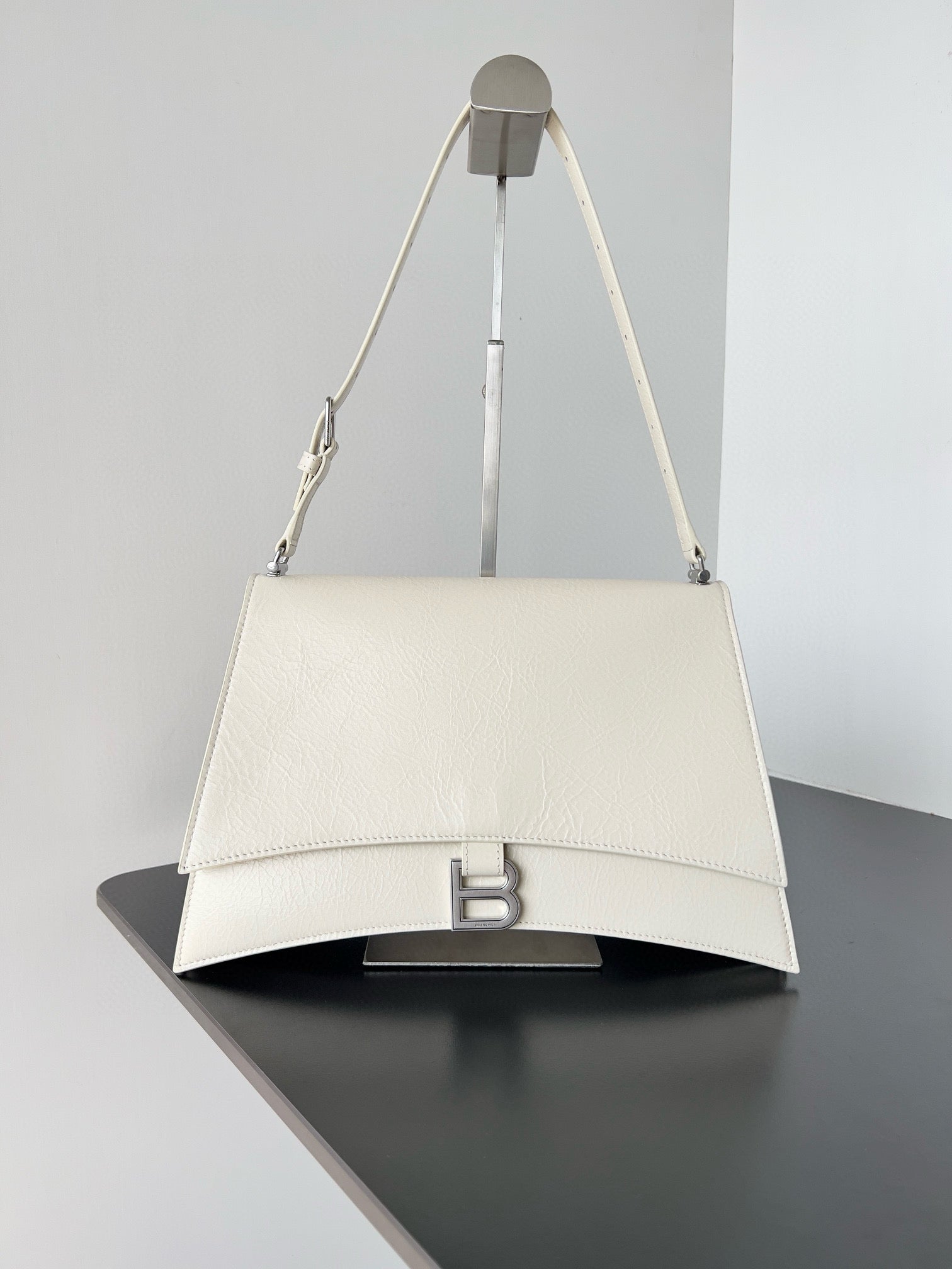 BAL MEDIUM CRUSH BAG