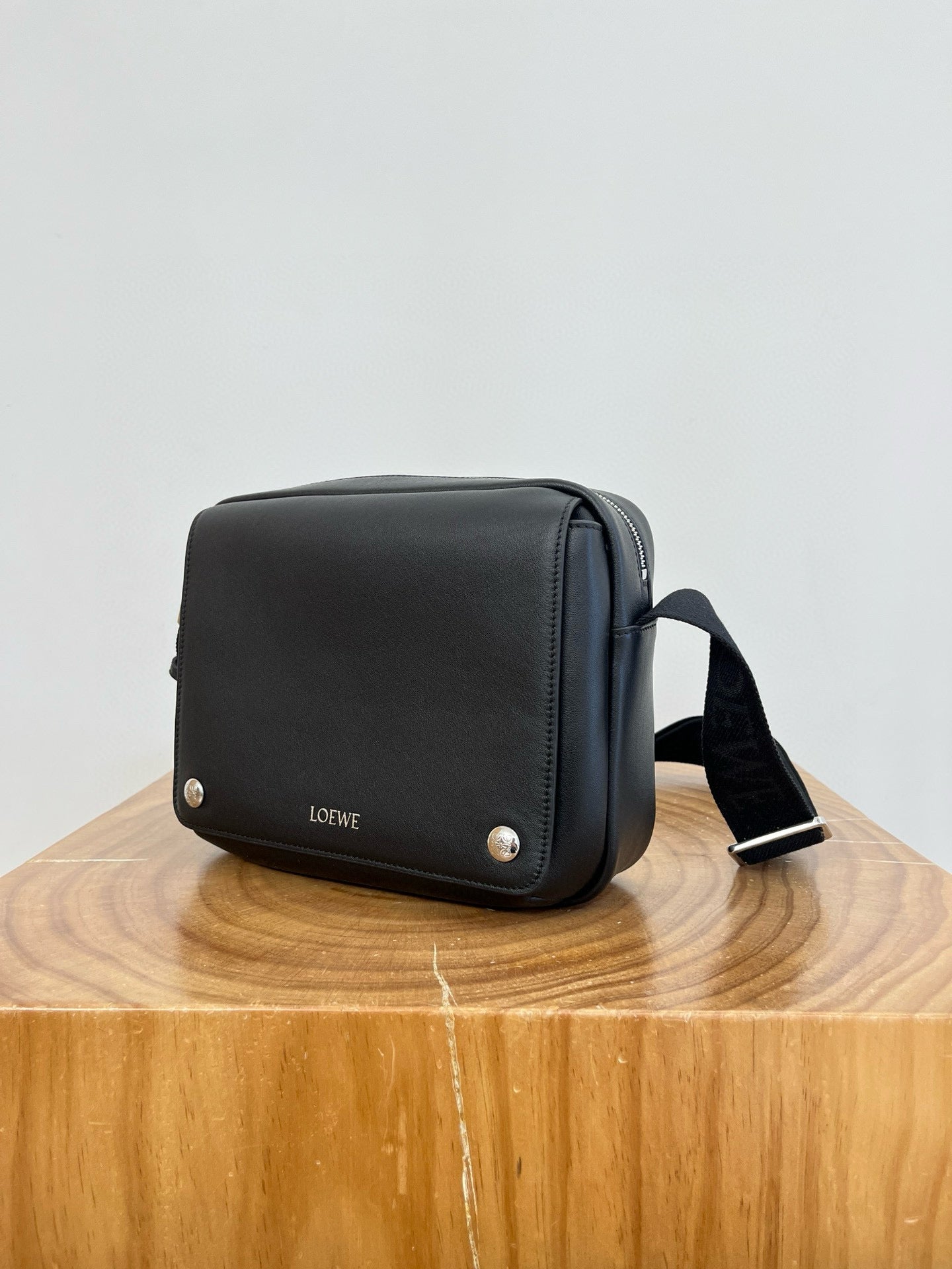 LOEW PEBBLE MESSENGER BAG
