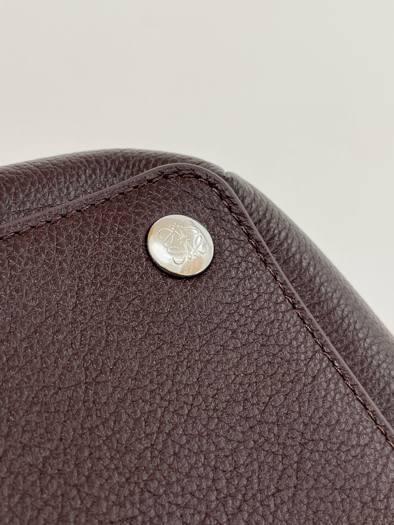 LOEW PEBBLE MESSENGER BAG