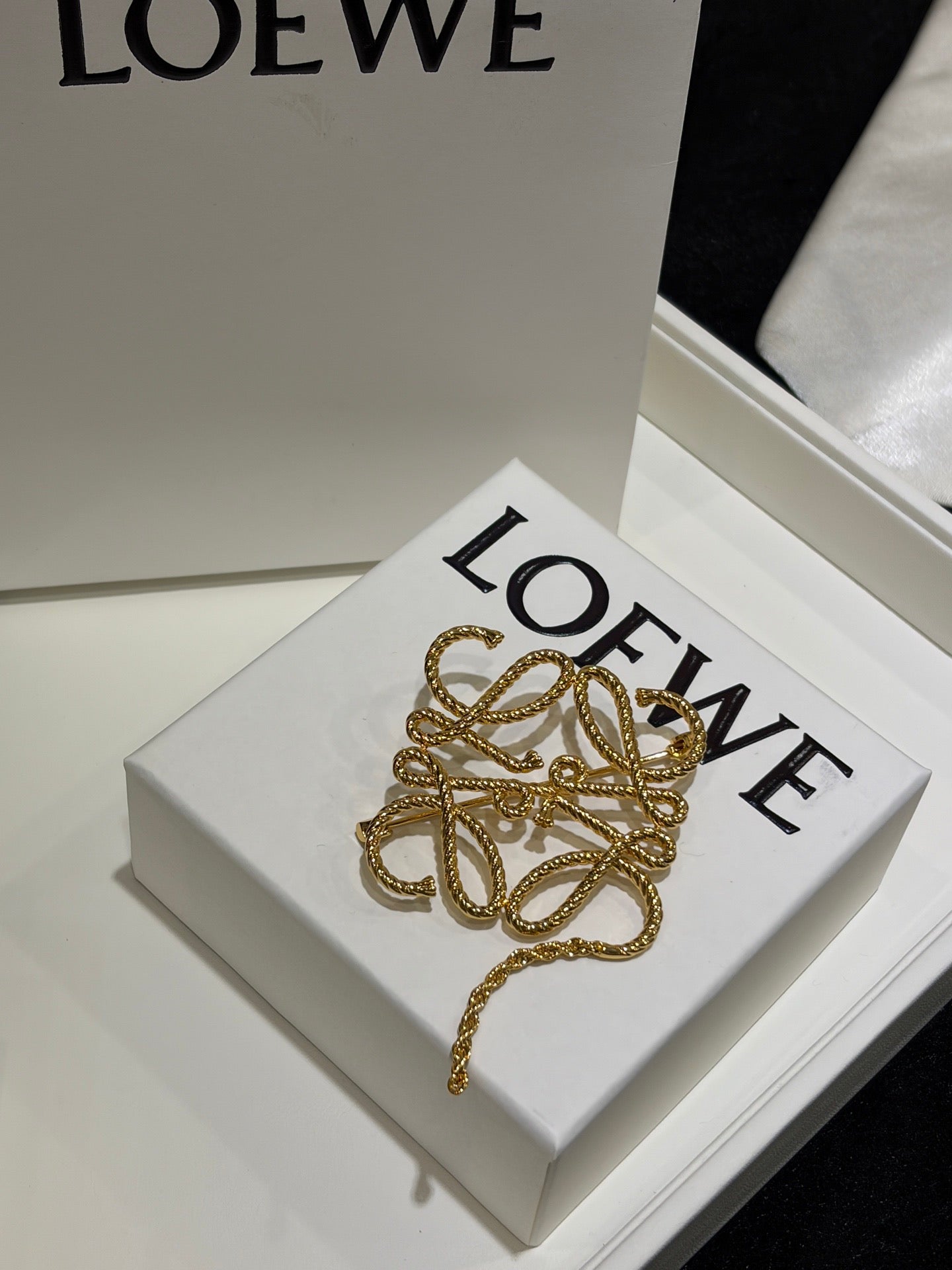 LOEW BROOCHE