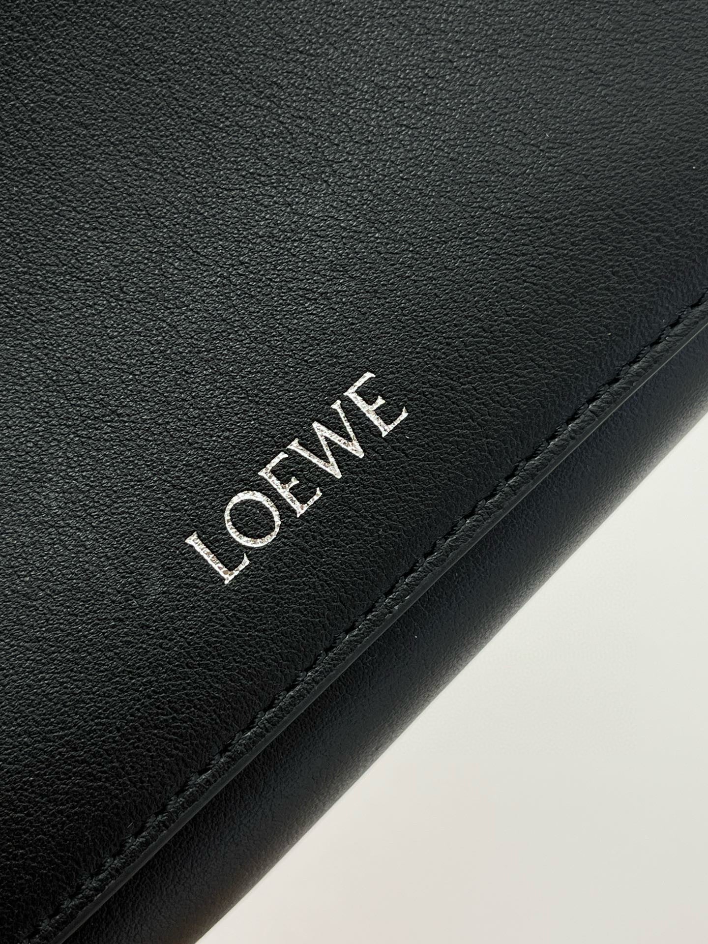 LOEW PEBBLE MESSENGER BAG