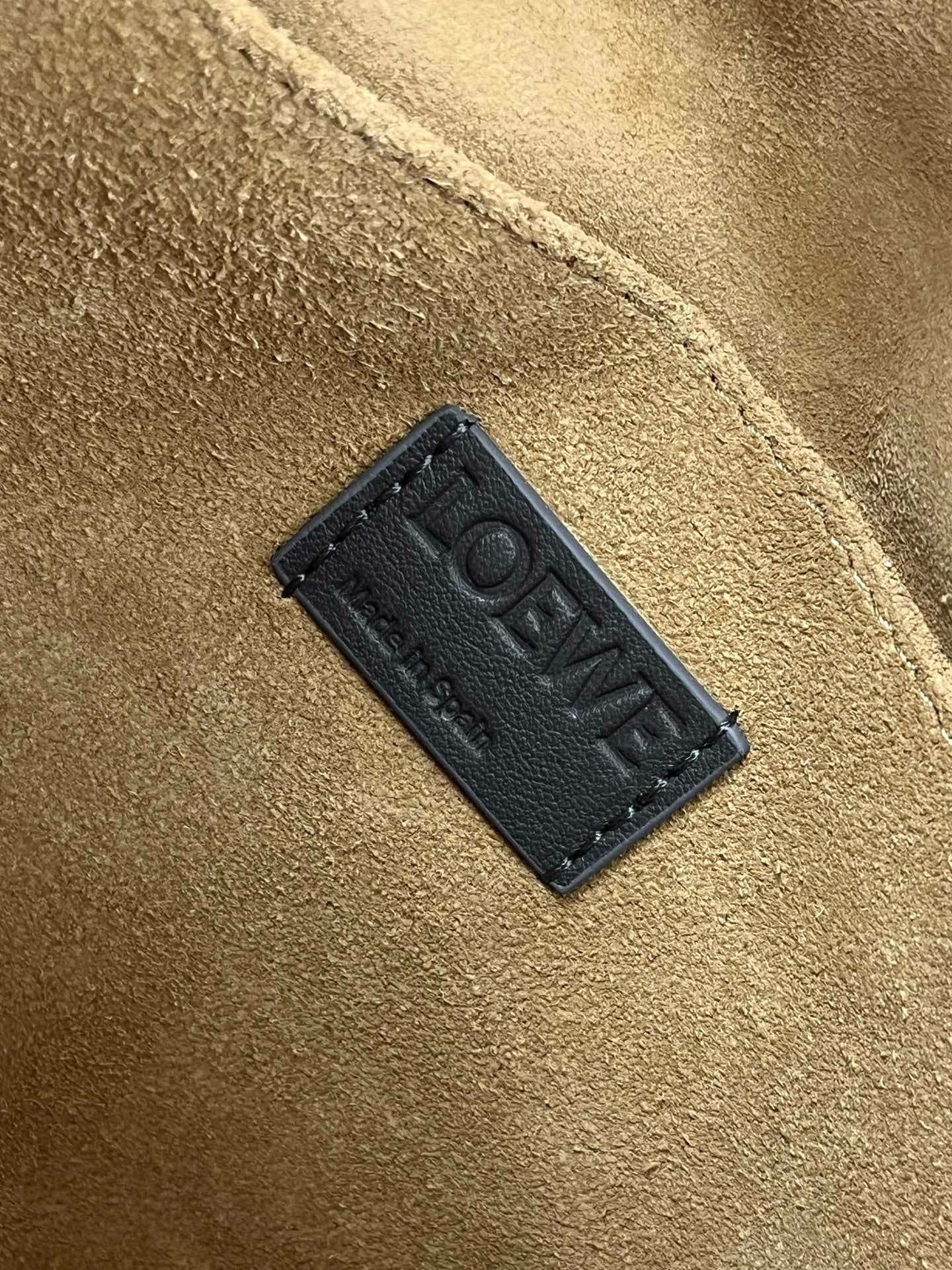 LOEW PEBBLE MESSENGER BAG
