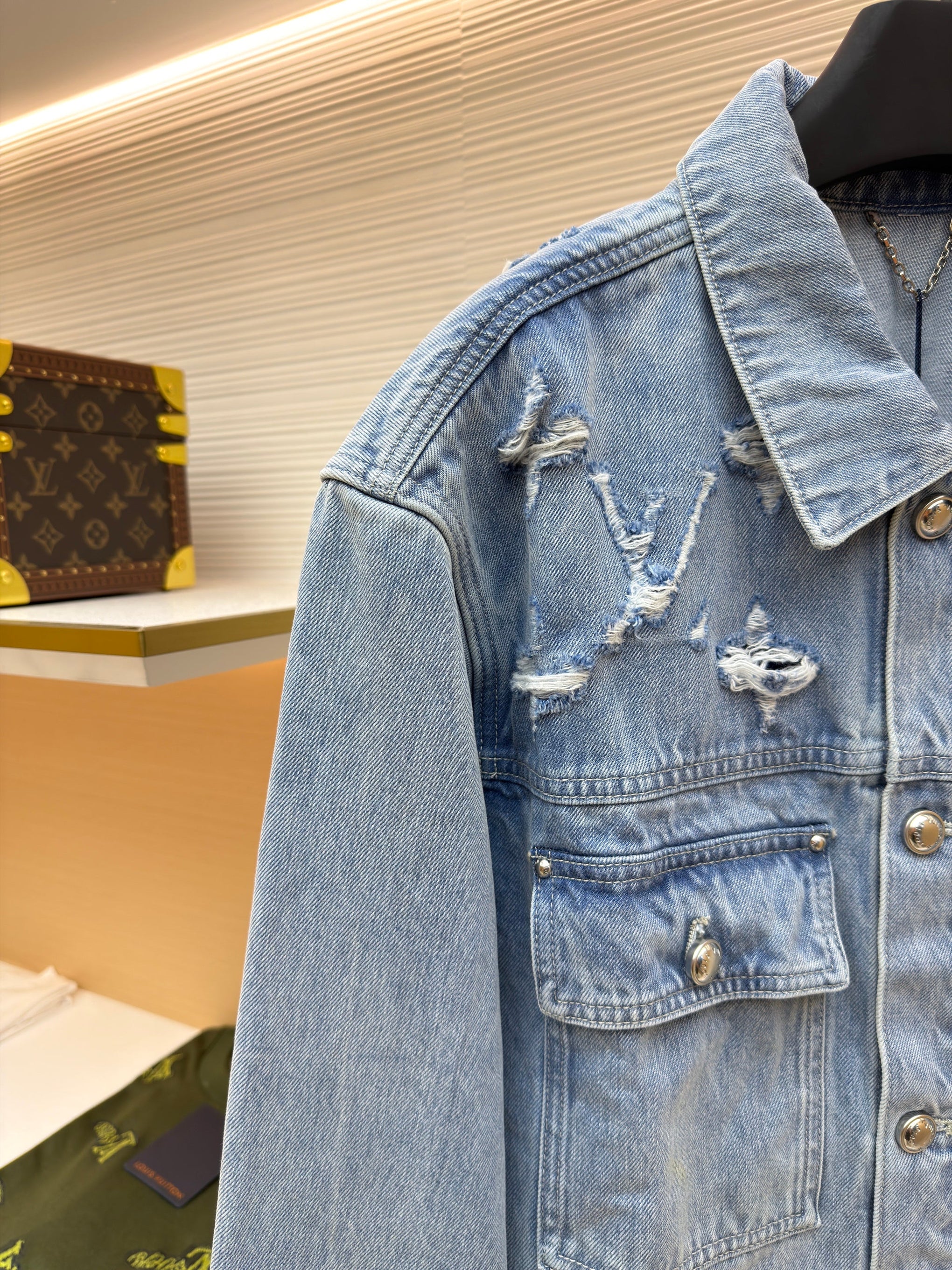 LOU DENIM TRUCKER JACKET
