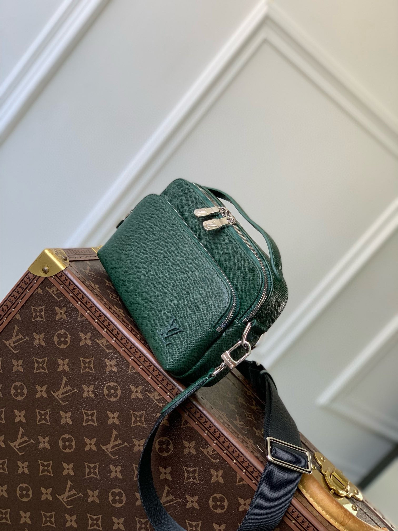LOU AVENUE MESSENGER BAG