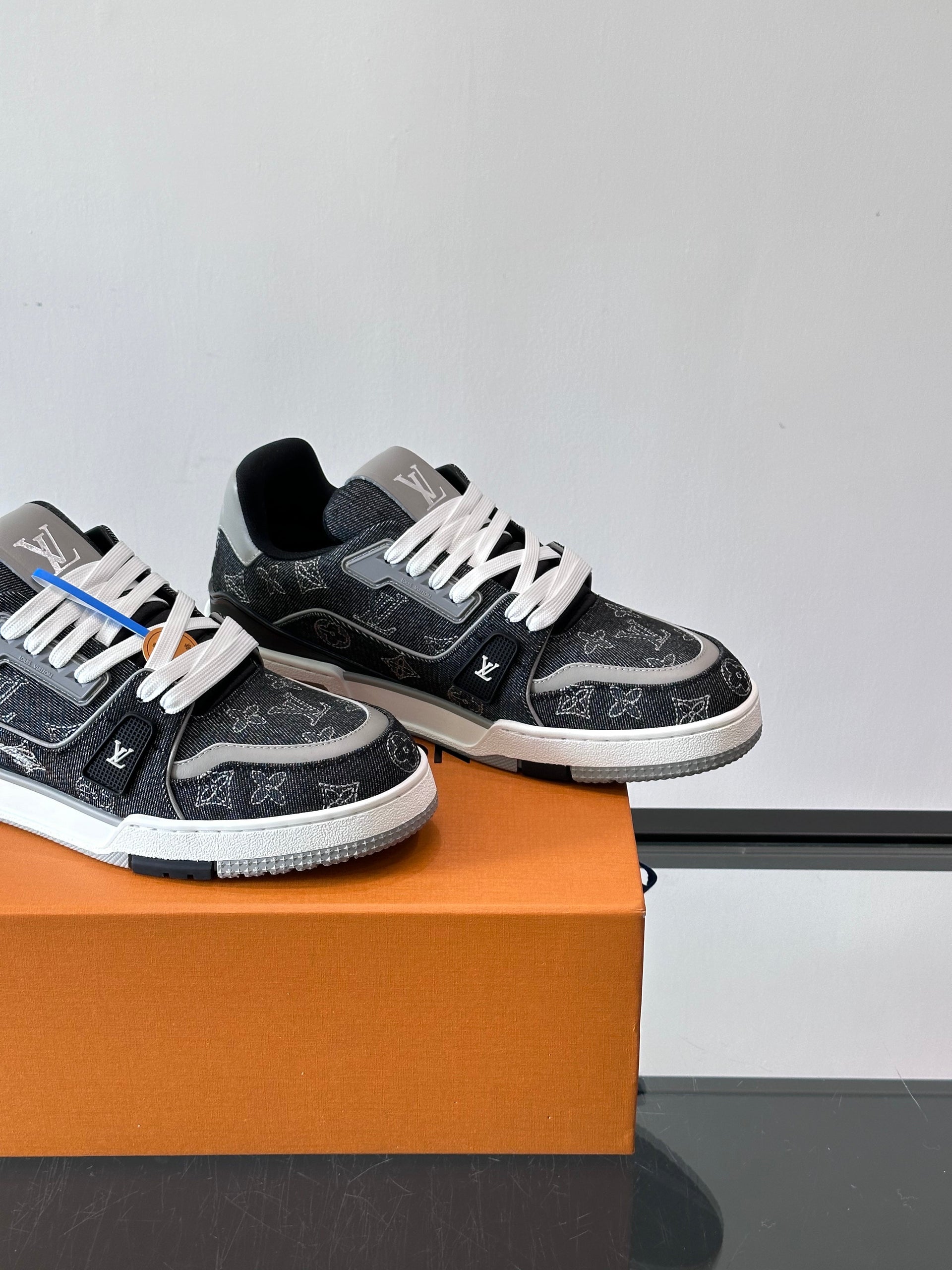 LOU TRAINERS ND