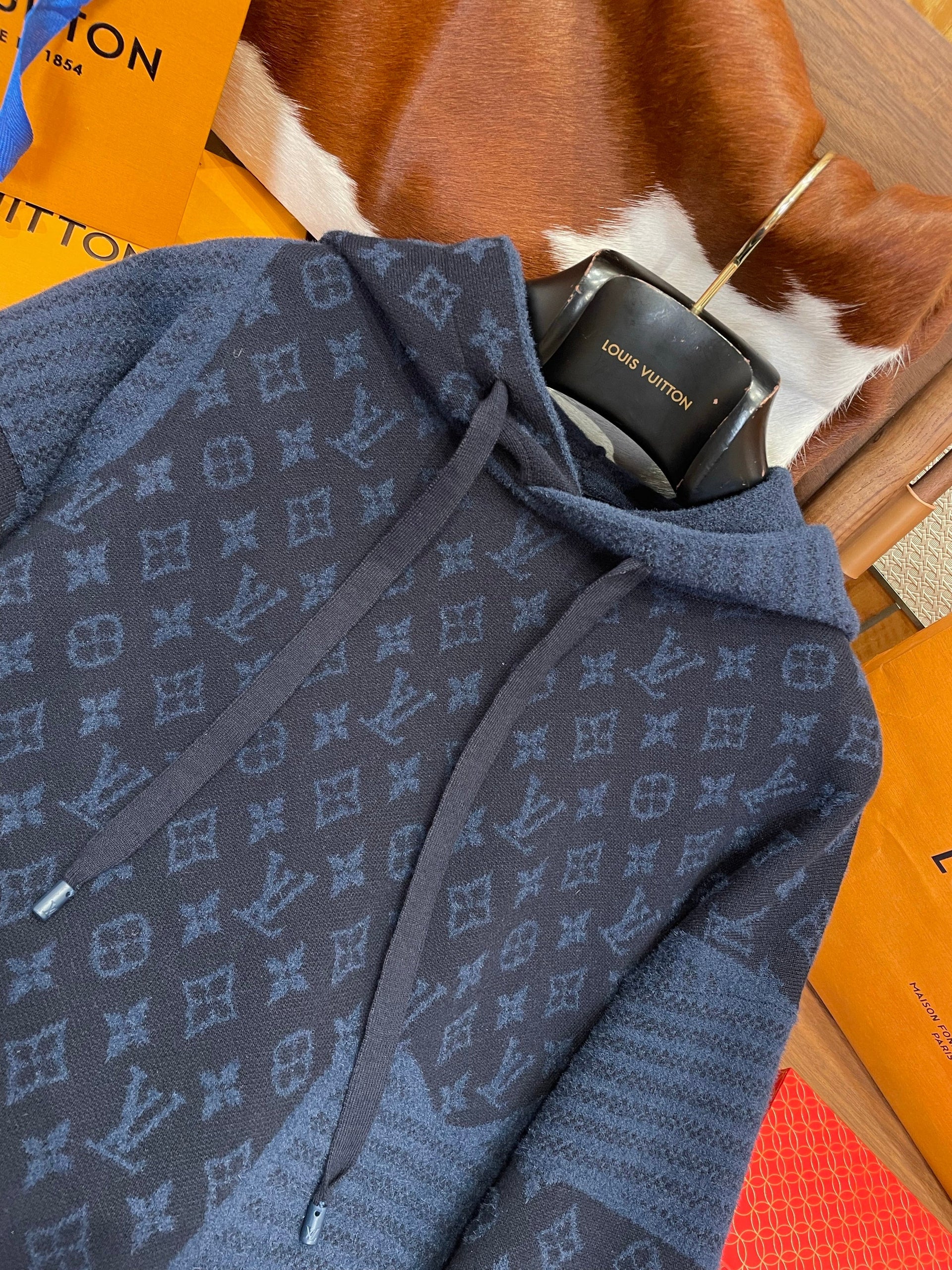 LOU HOODIE