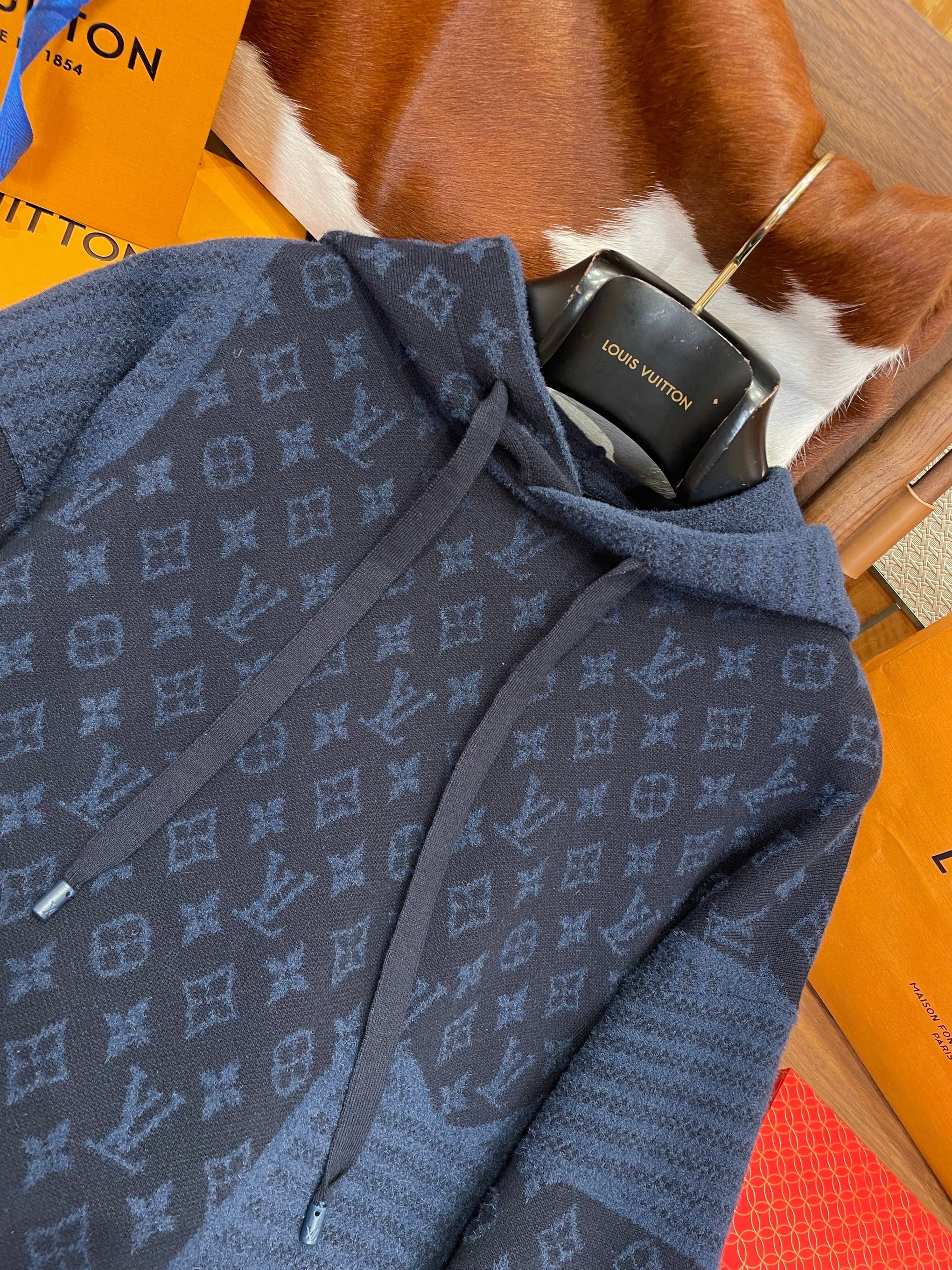 LOU HOODIE