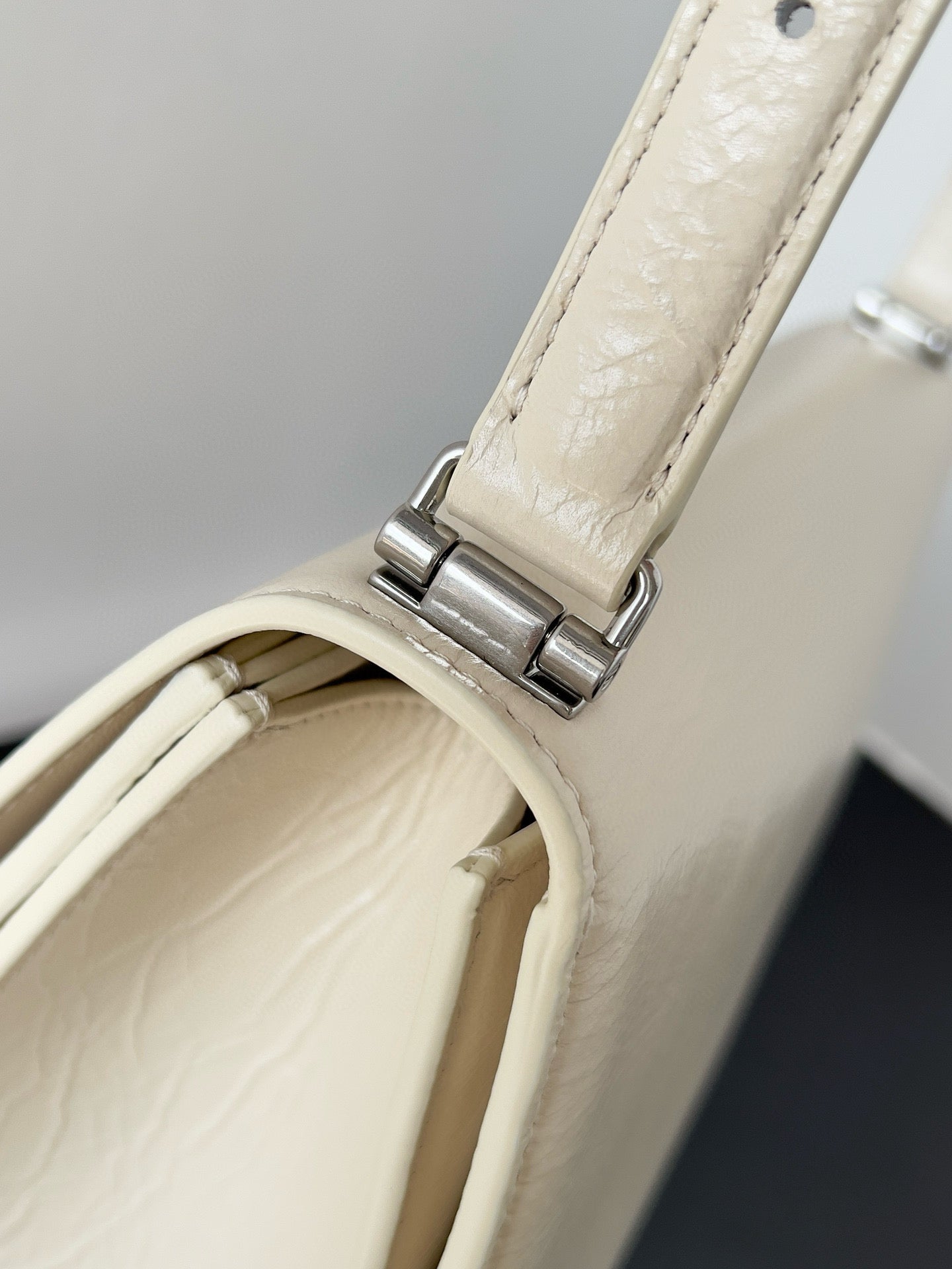 BAL MEDIUM CRUSH BAG