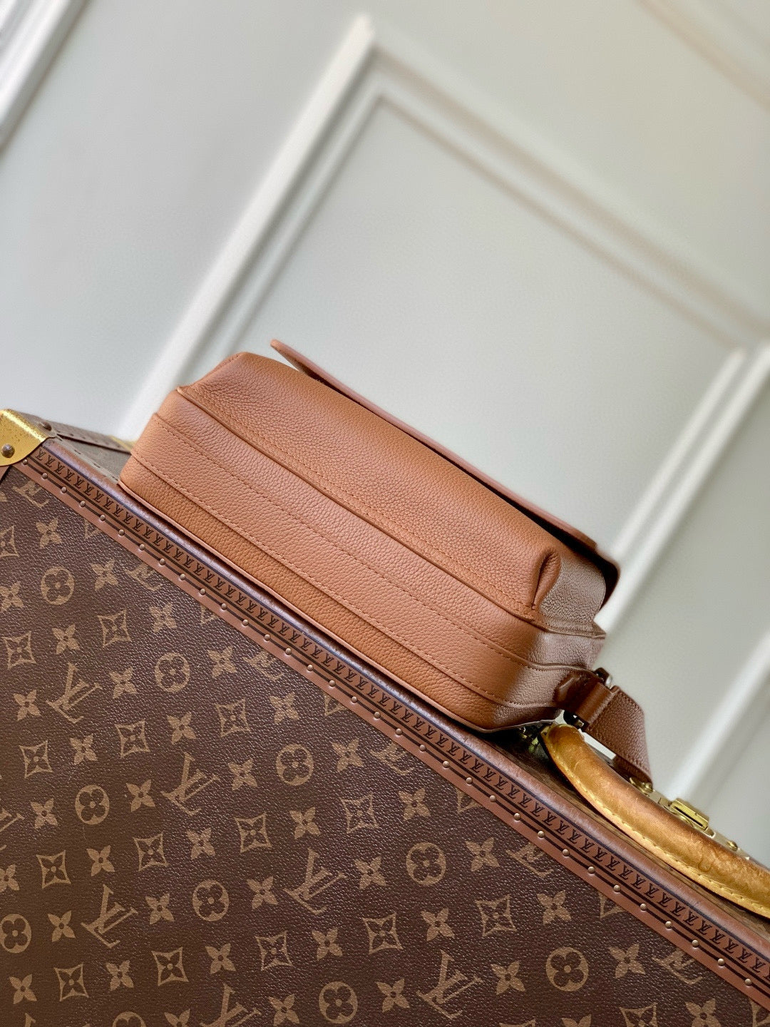 LOU BOARDING MESSENGER BAG