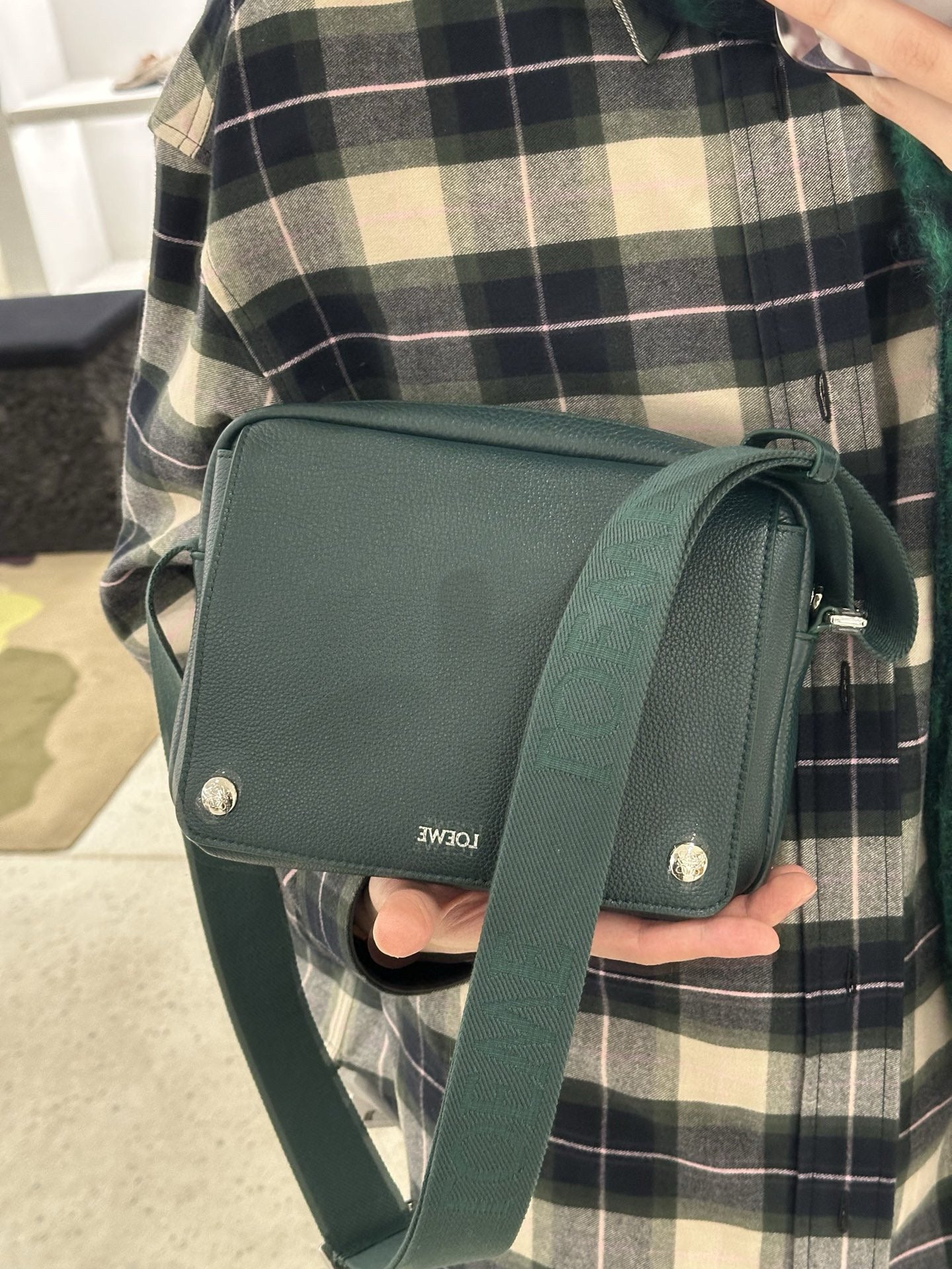 LOEW PEBBLE MESSENGER BAG