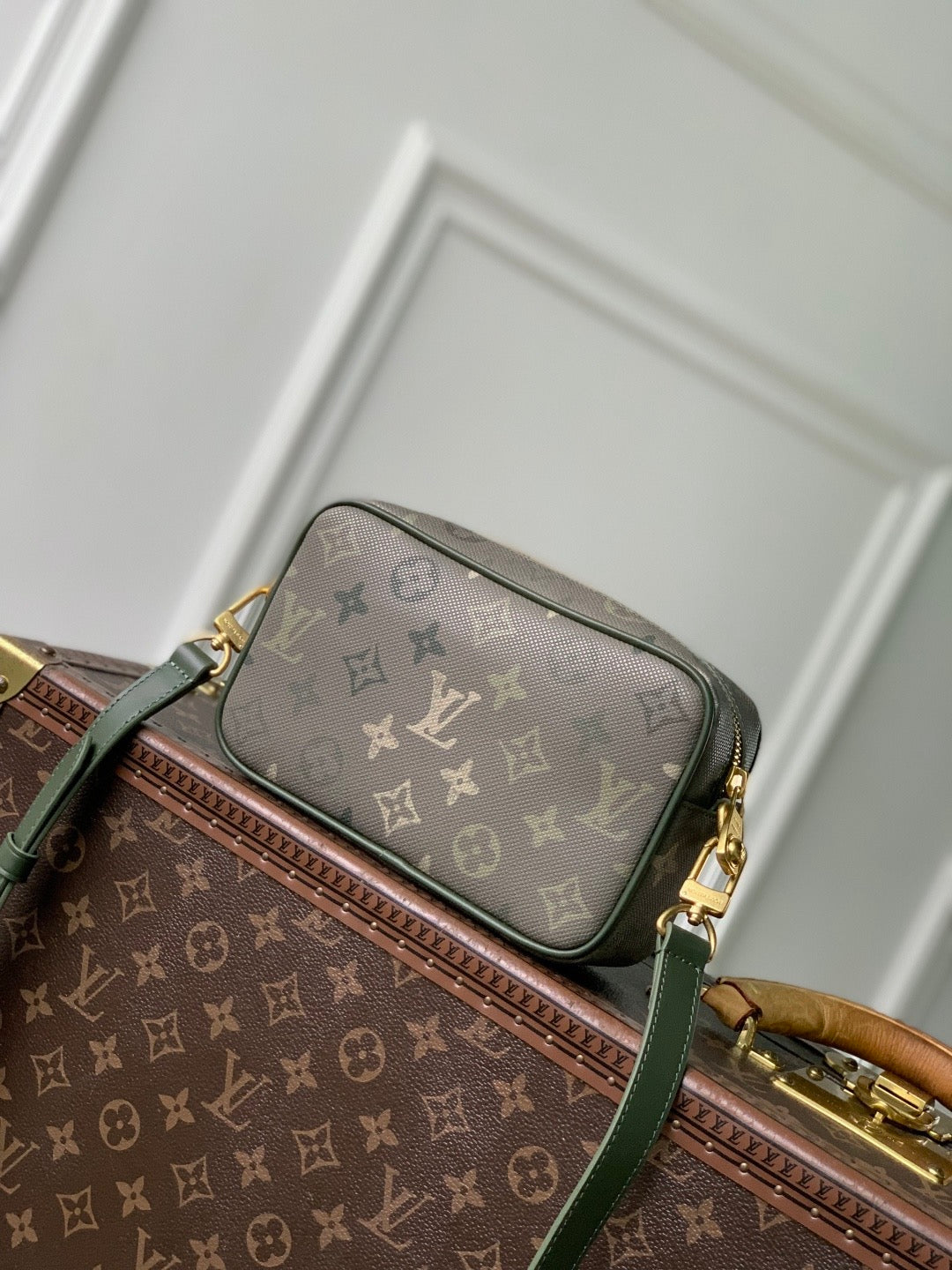 LOU TROCADERO WEARABLE WALLET