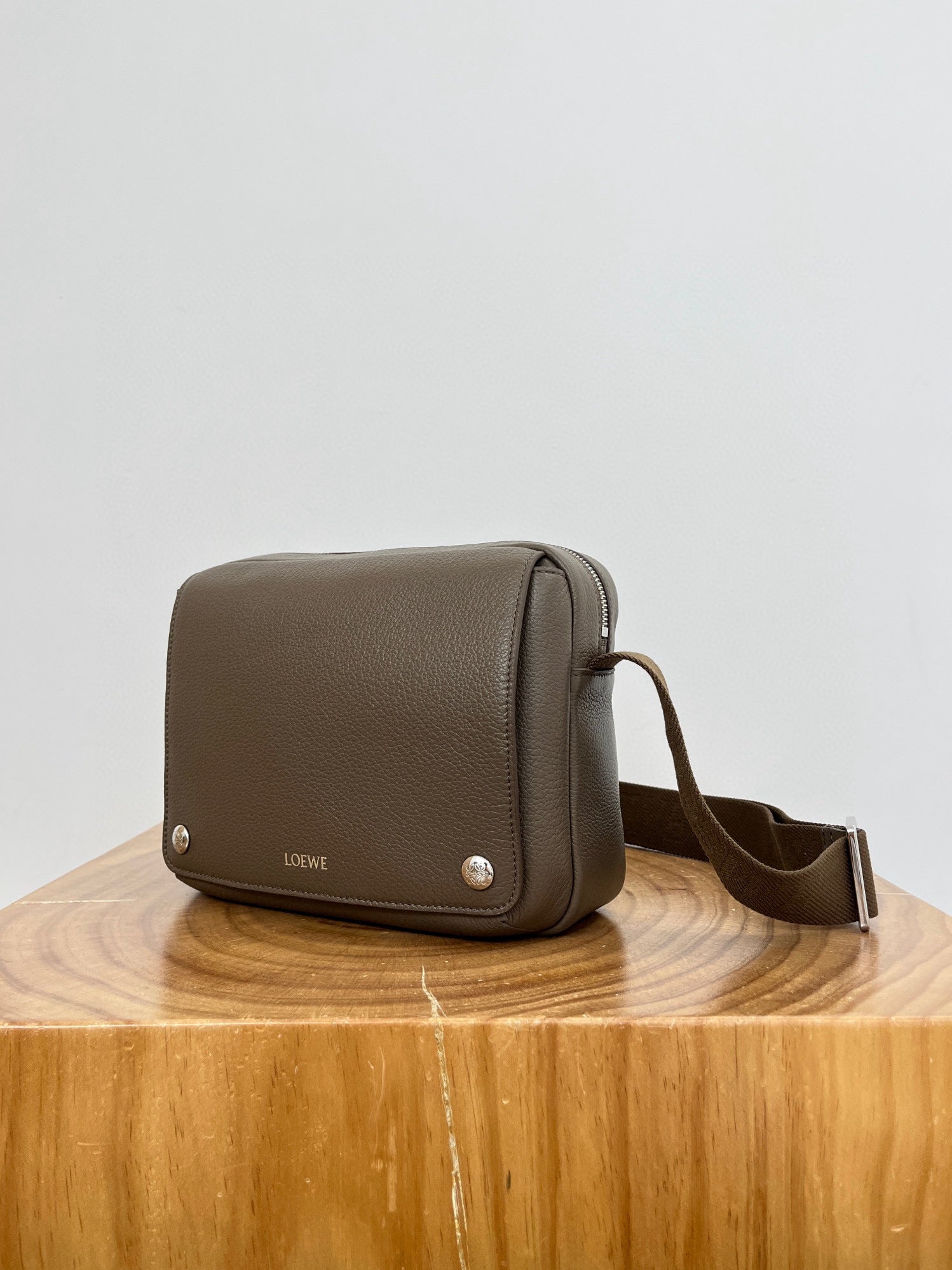 LOEW PEBBLE MESSENGER BAG