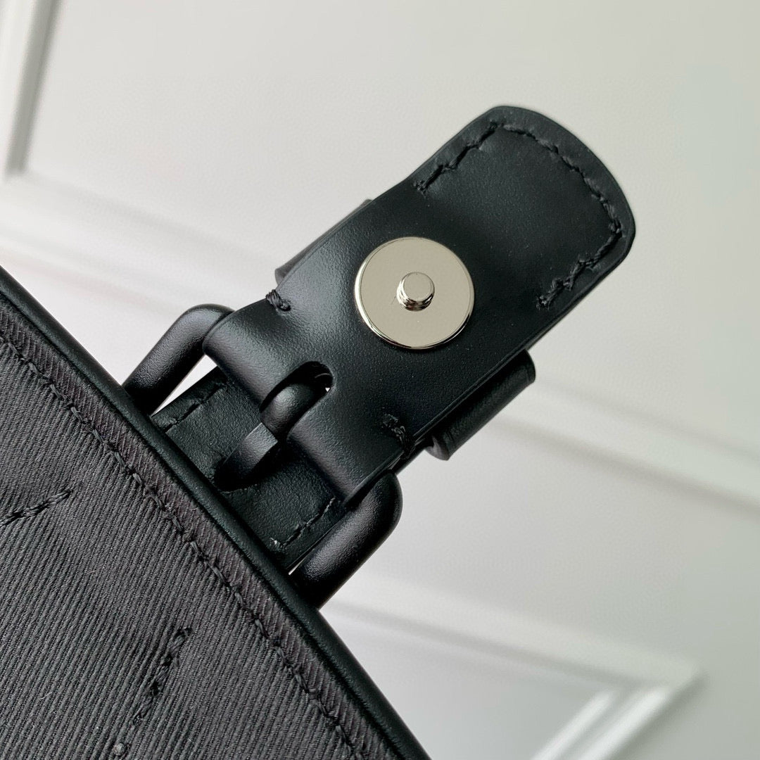 LOU MONTSOURIS MESSENGER PM BAG