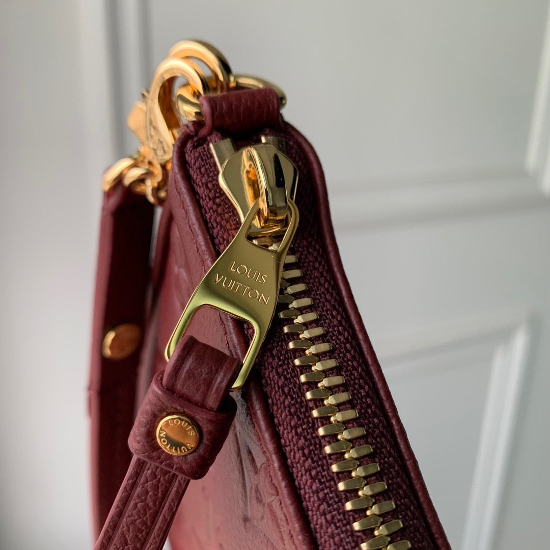 LOU EASY POUCH ON STRAP