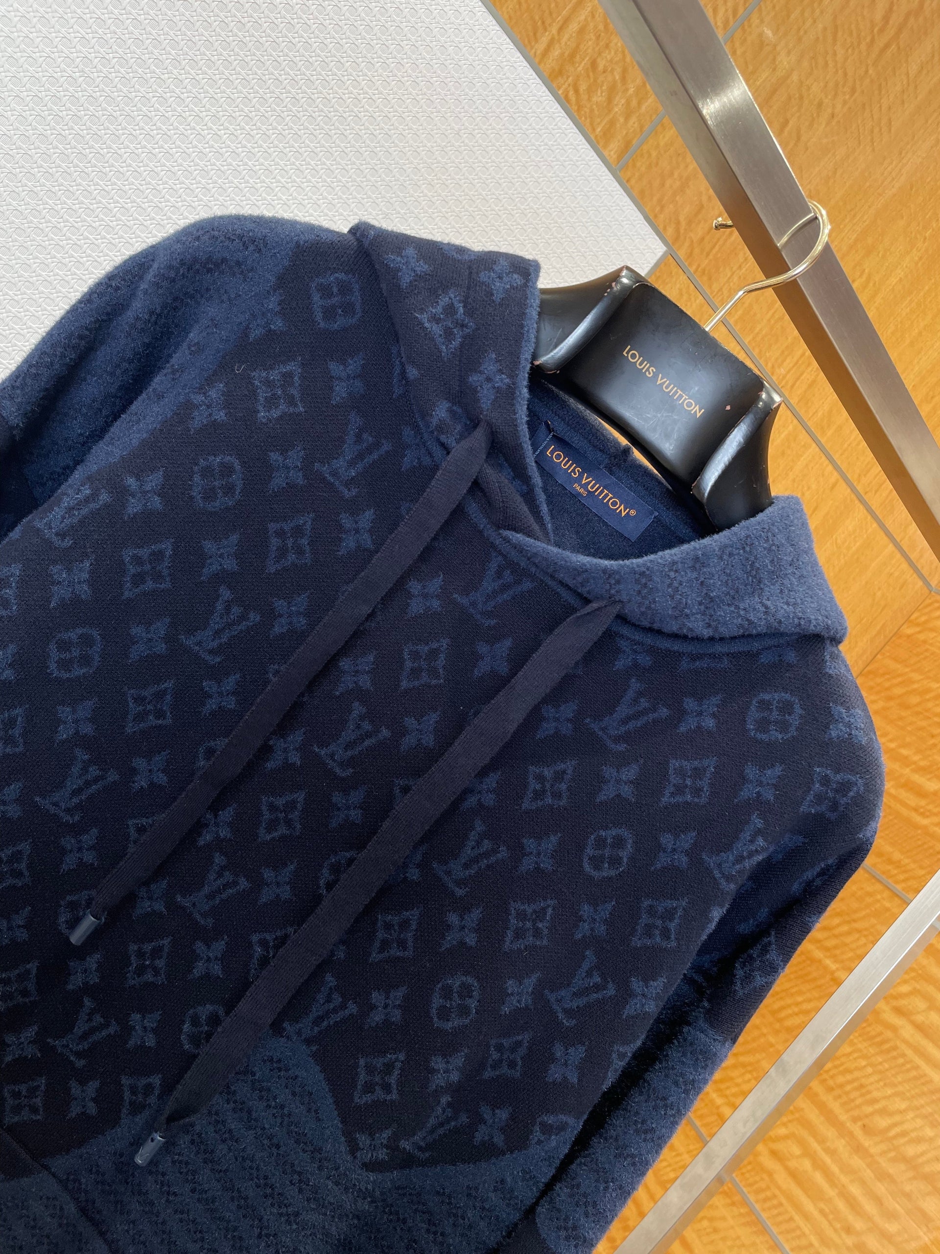LOU HOODIE