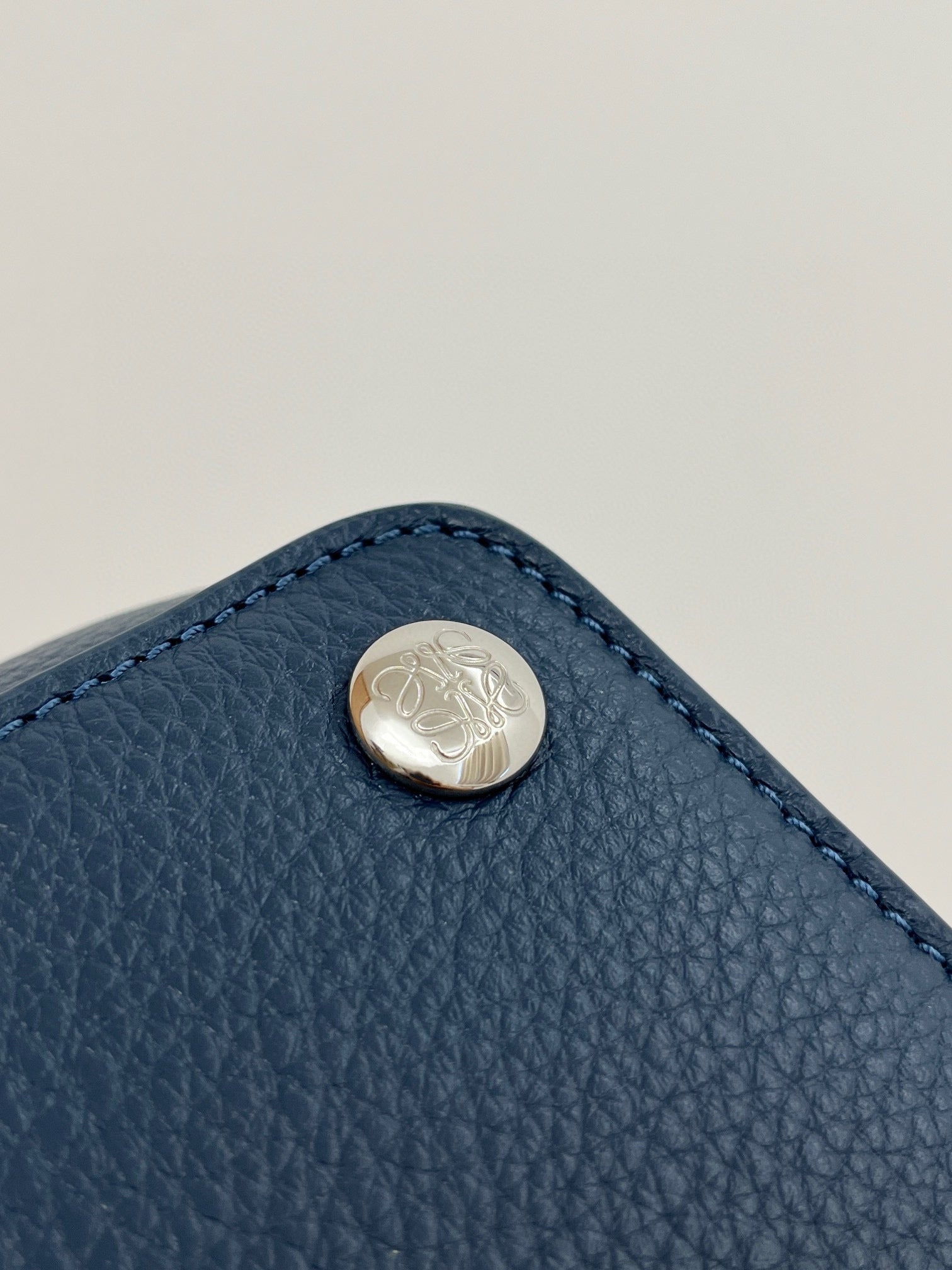 LOEW PEBBLE MESSENGER BAG