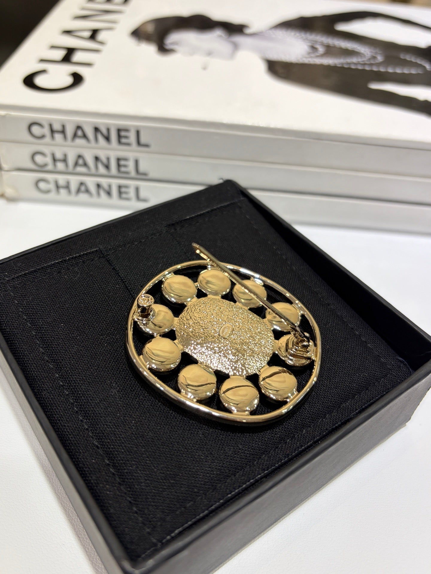 CC BROOCHE