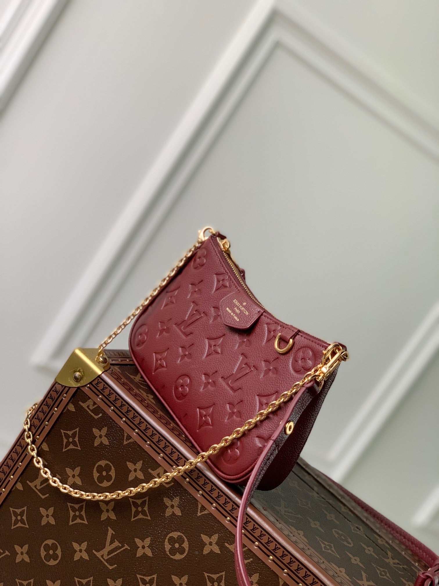 LOU EASY POUCH ON STRAP