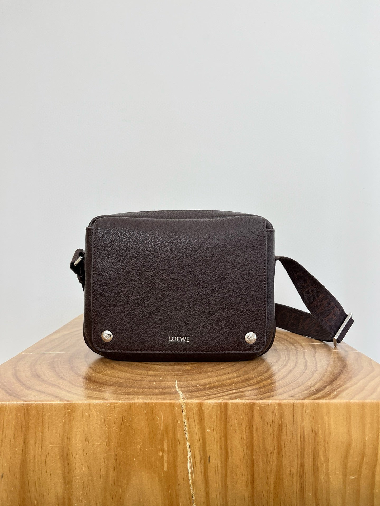 LOEW PEBBLE MESSENGER BAG
