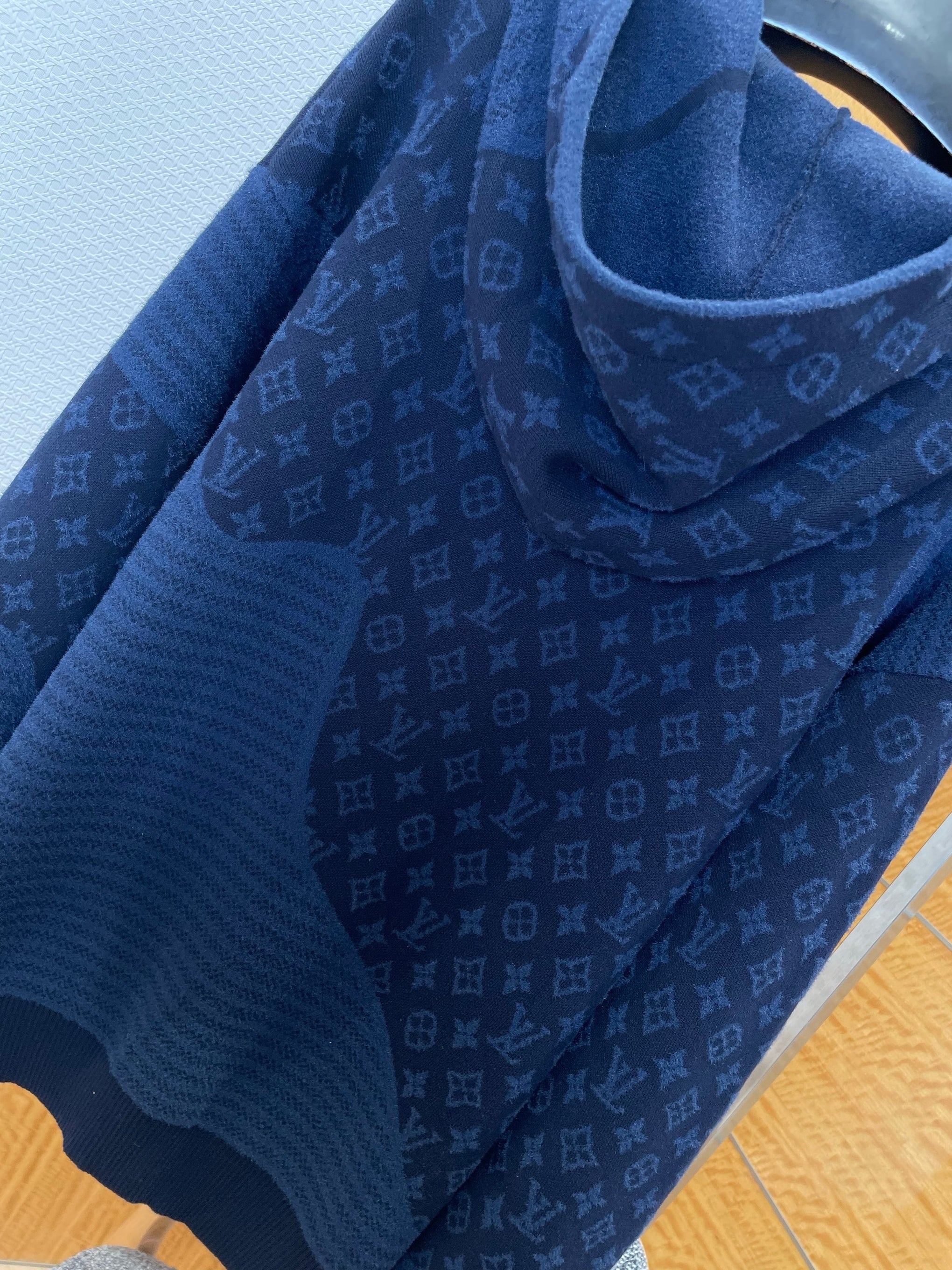 LOU HOODIE