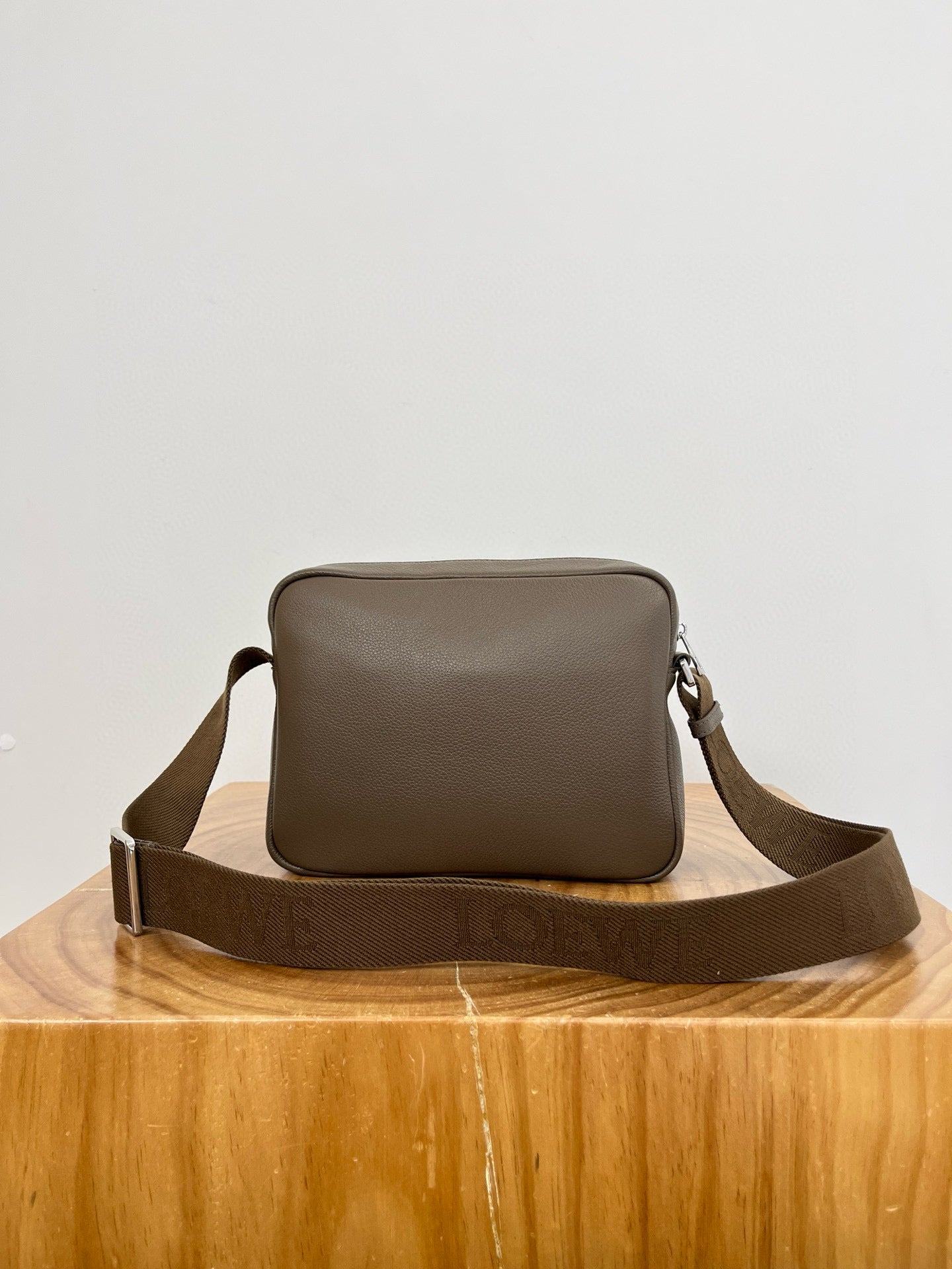 LOEW PEBBLE MESSENGER BAG