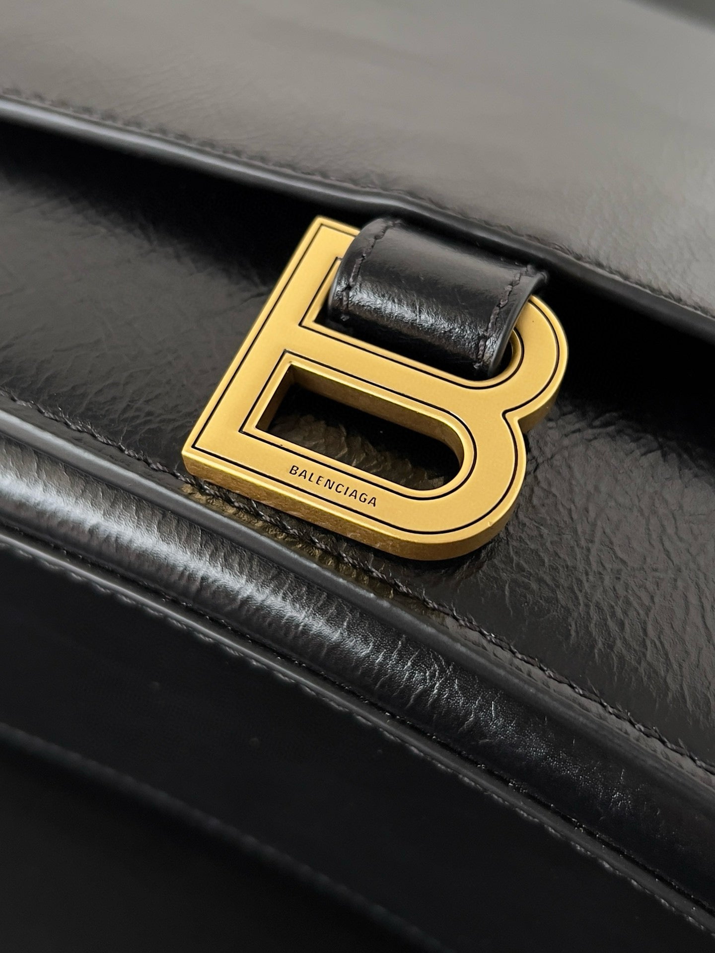 BAL MEDIUM CRUSH BAG